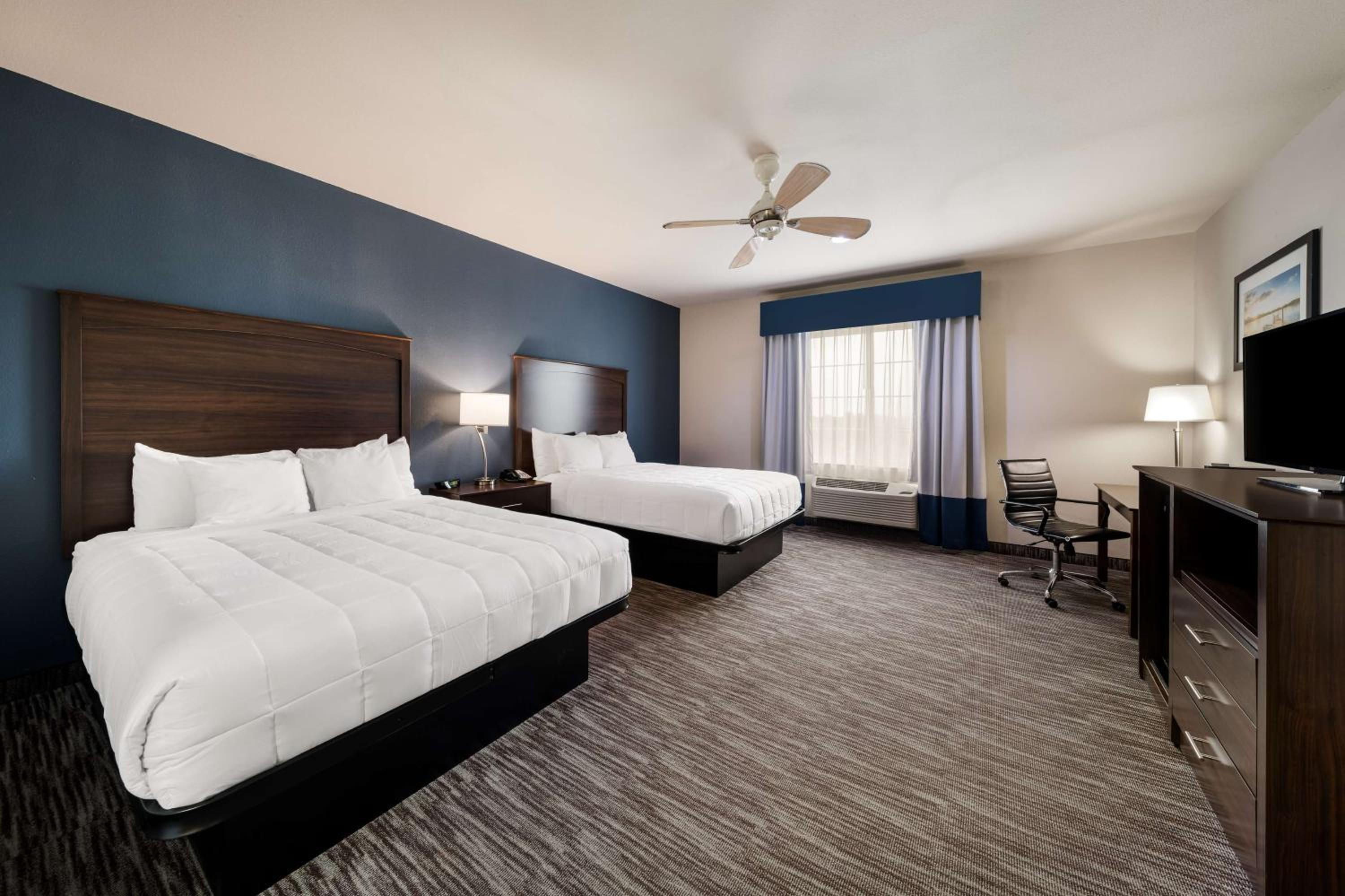 Queen Room with Two Queen Beds - Photo 2