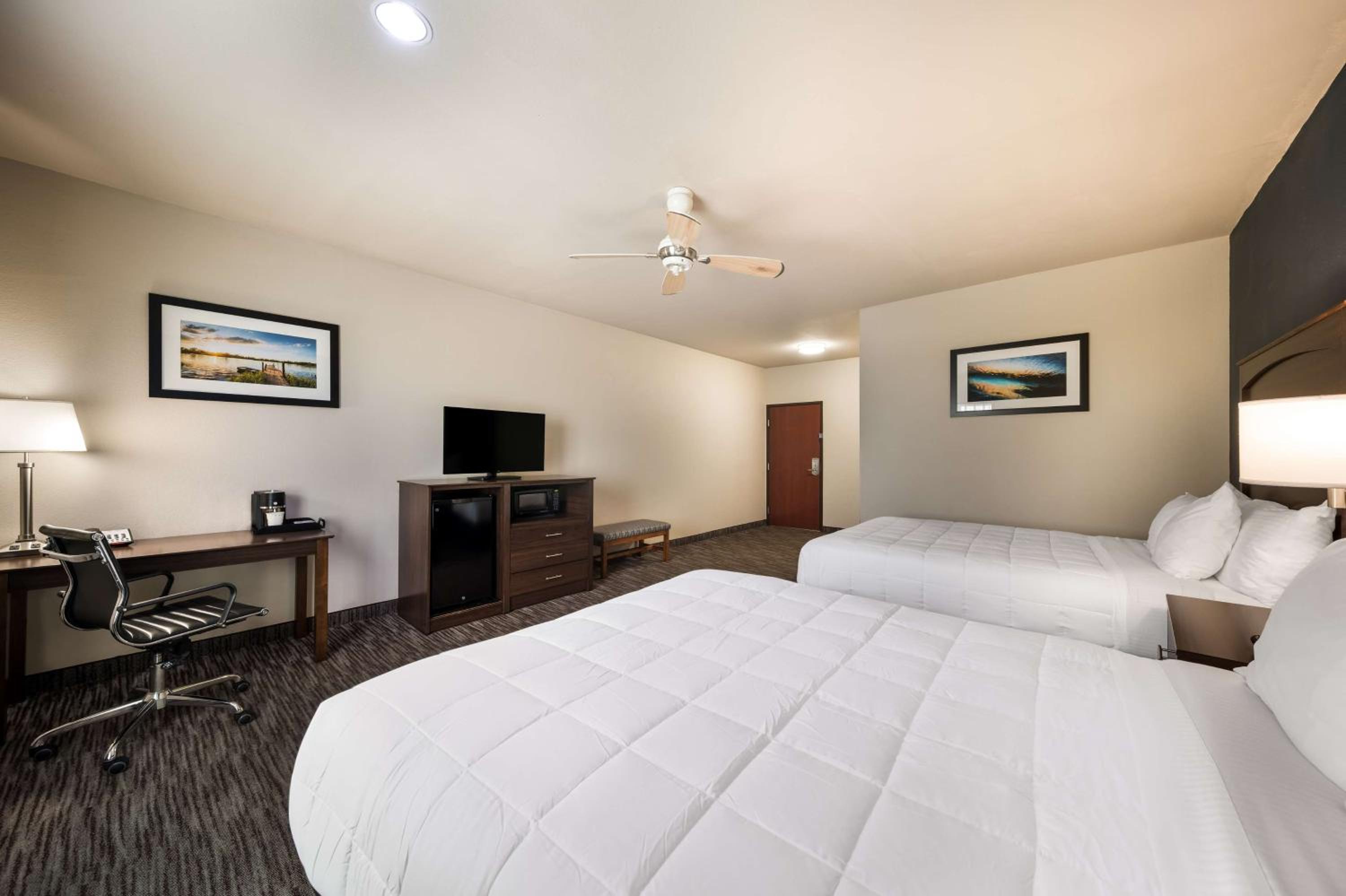 Queen Room with Two Queen Beds - Photo 3