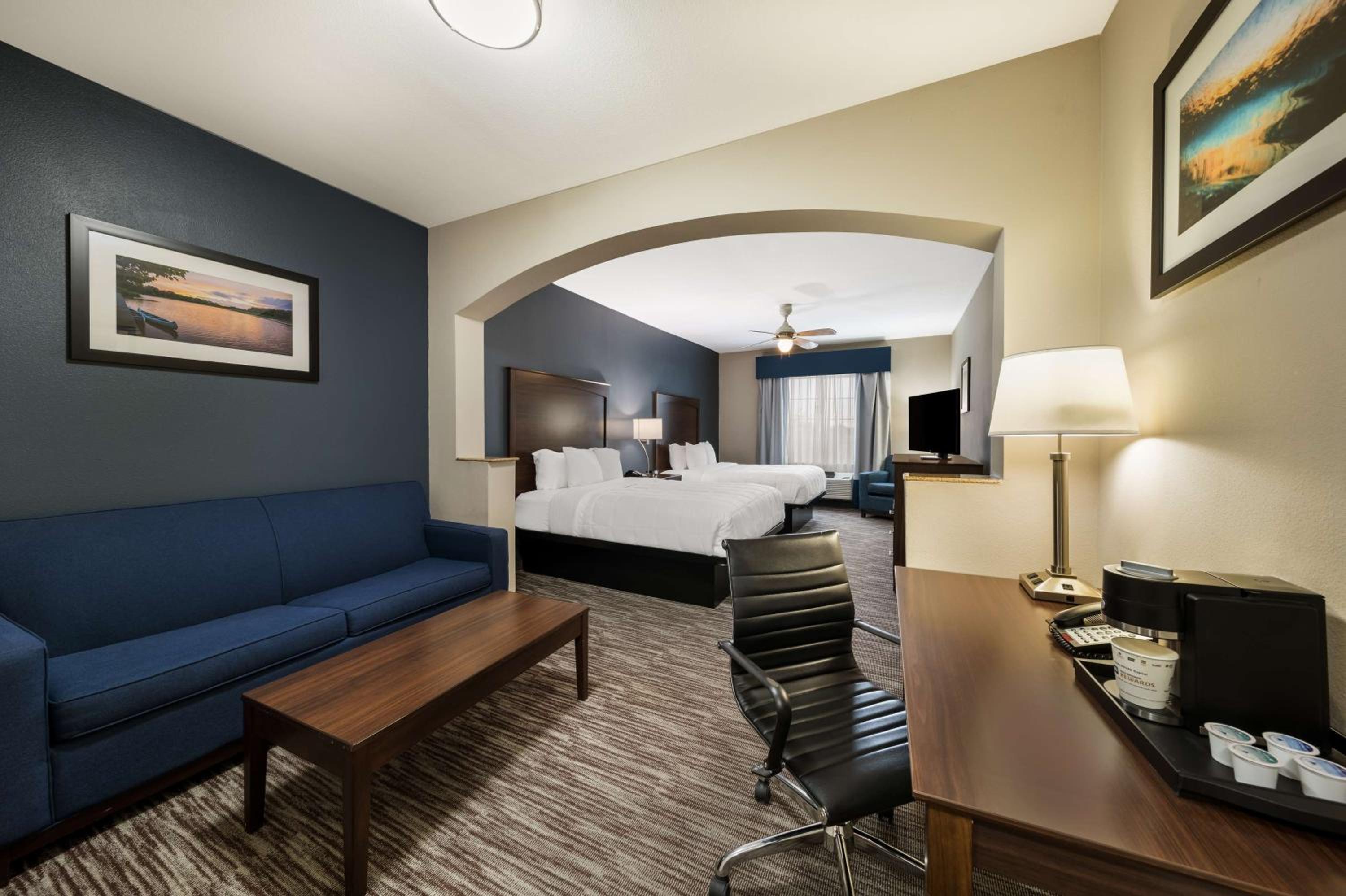 Queen Suite with Two Queen Beds - Photo 1