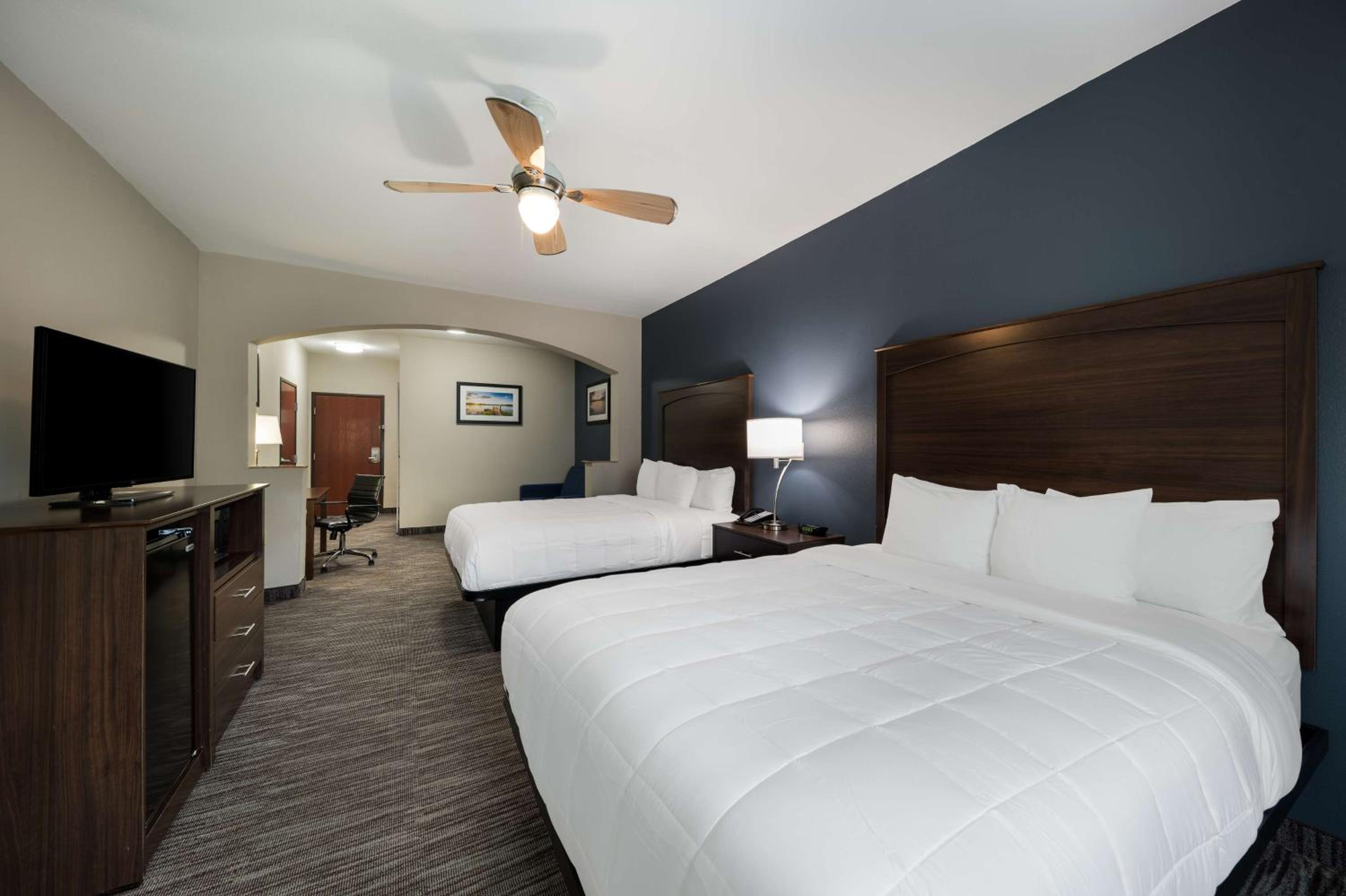 Queen Suite with Two Queen Beds - Photo 2
