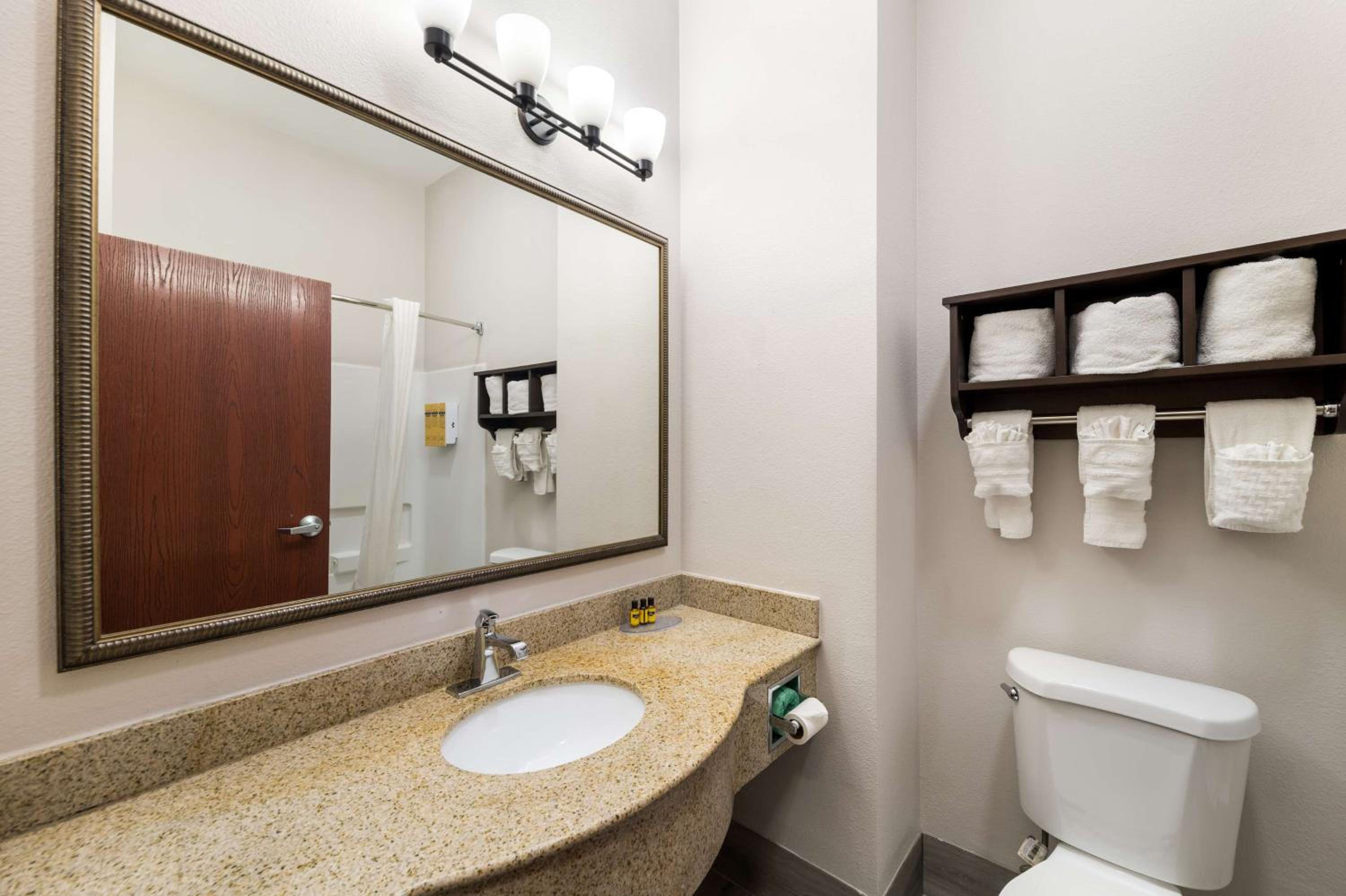King Room - Non-Smoking - Photo 4