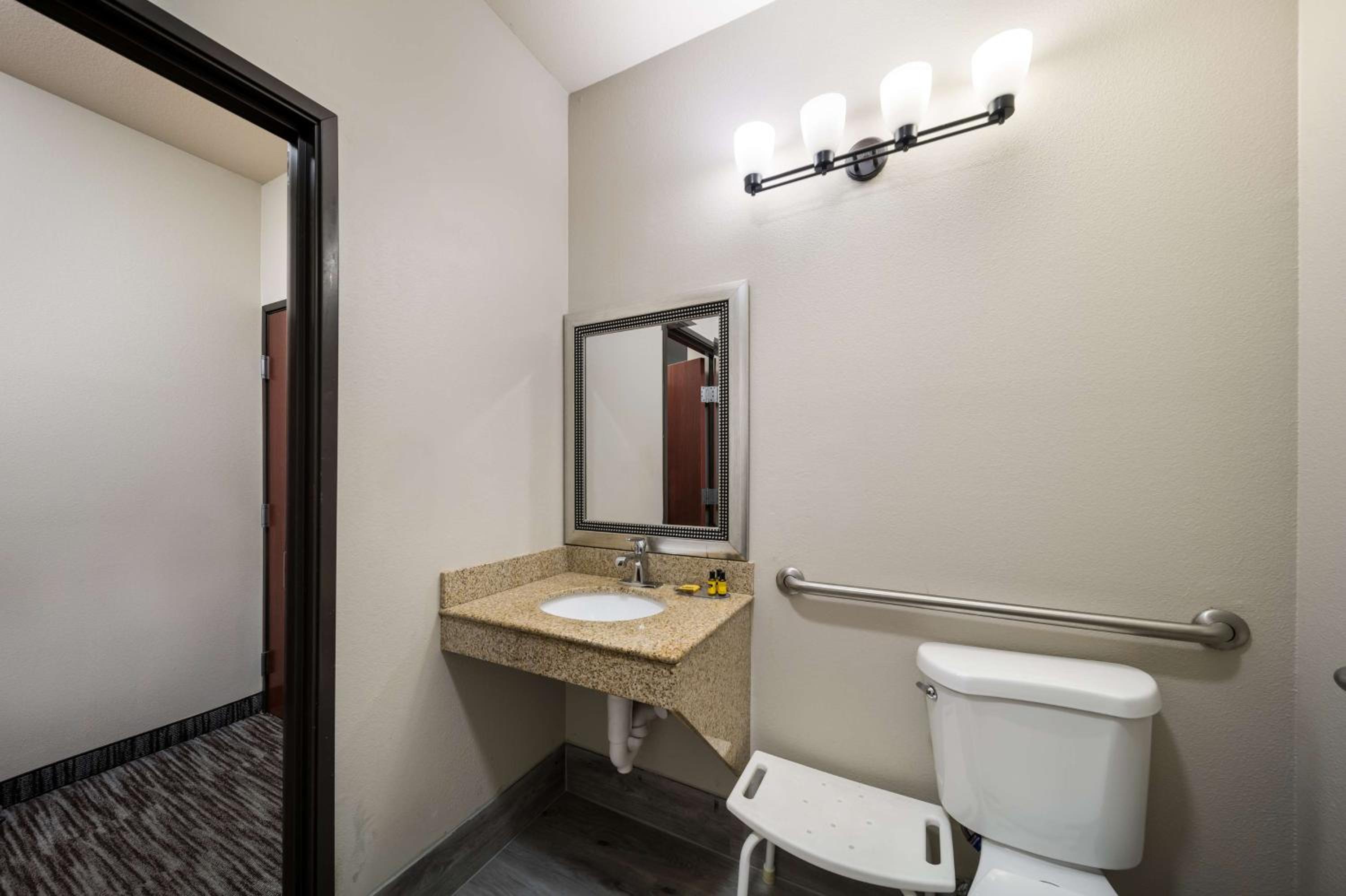 King Room with Roll In Shower - Mobility Access - Photo 4