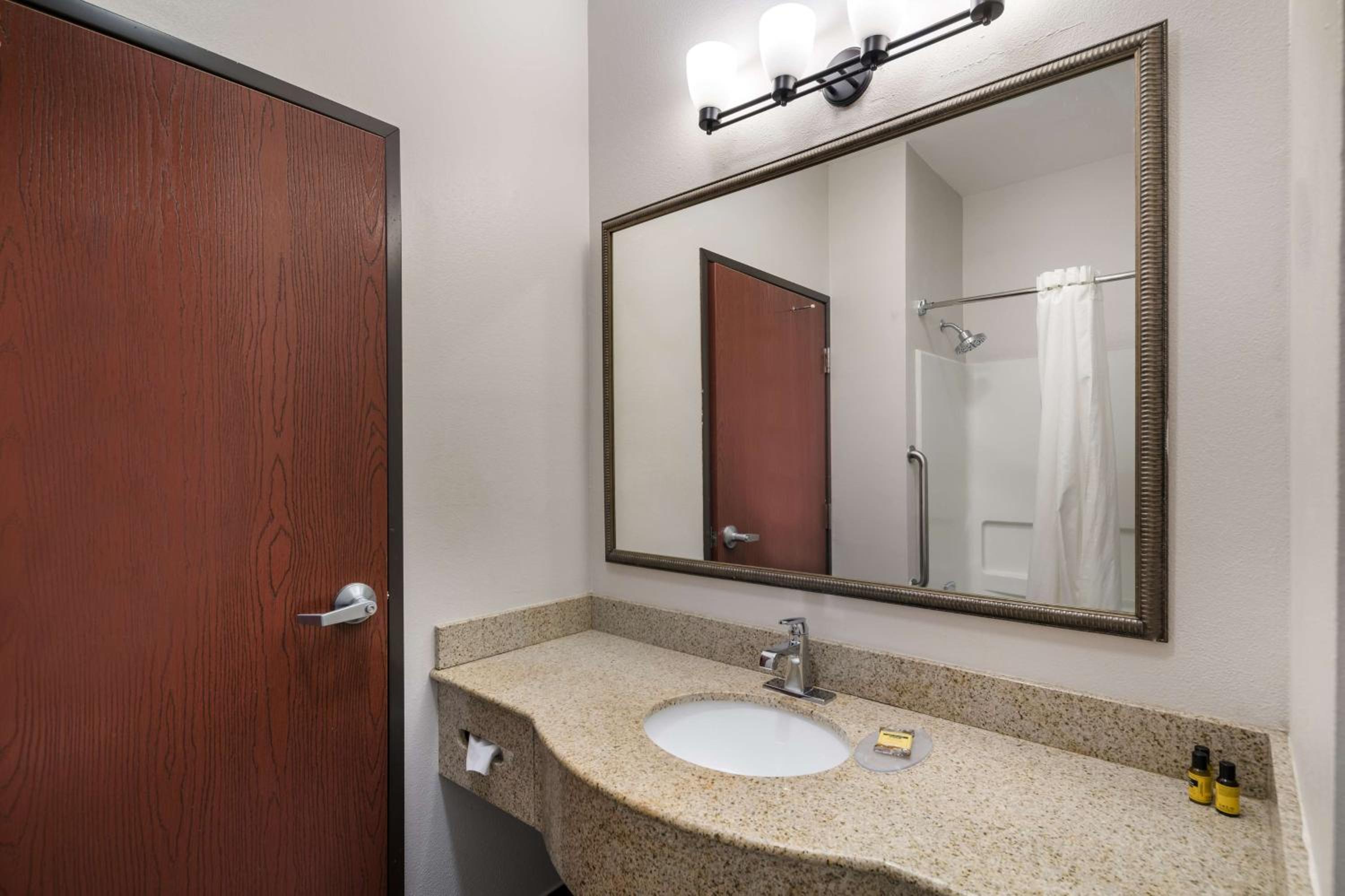Queen Suite with Two Queen Beds - Photo 4