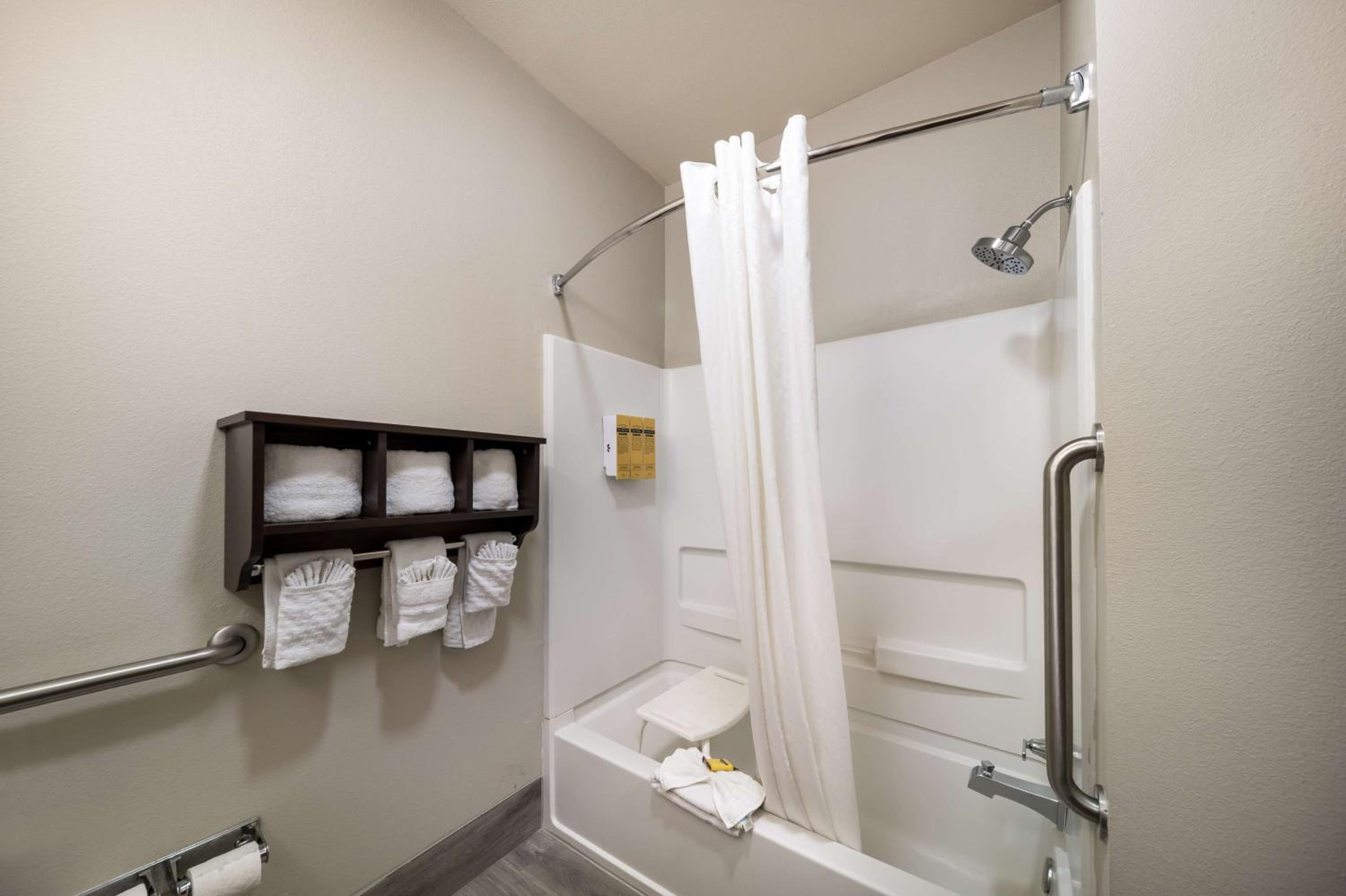 King Room with Bath Tub - Mobility Accessible/Non-Smoking - Photo 2