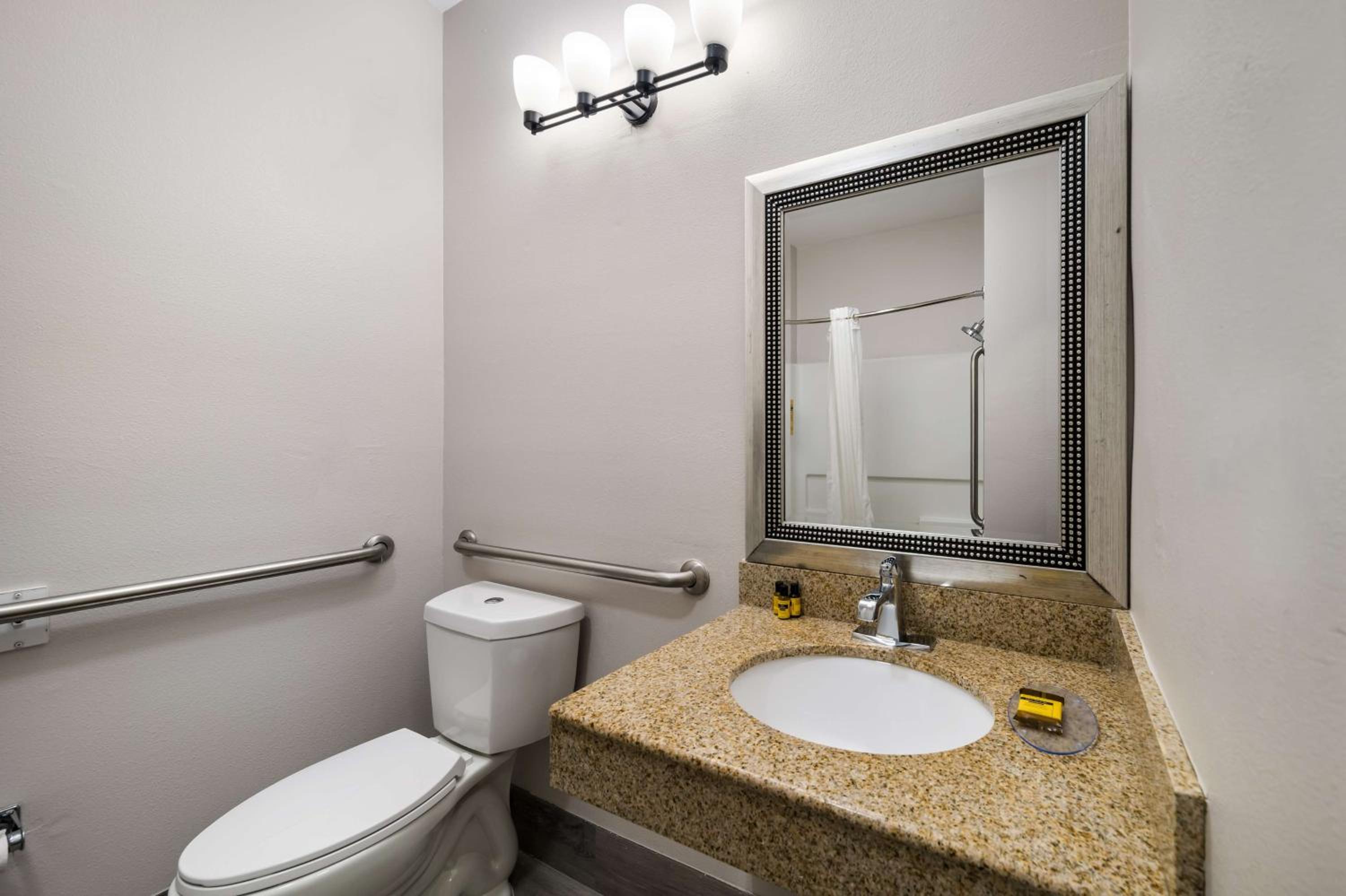 King Suite with Bath Tub - Mobility Accessible/Non-Smoking - Photo 3