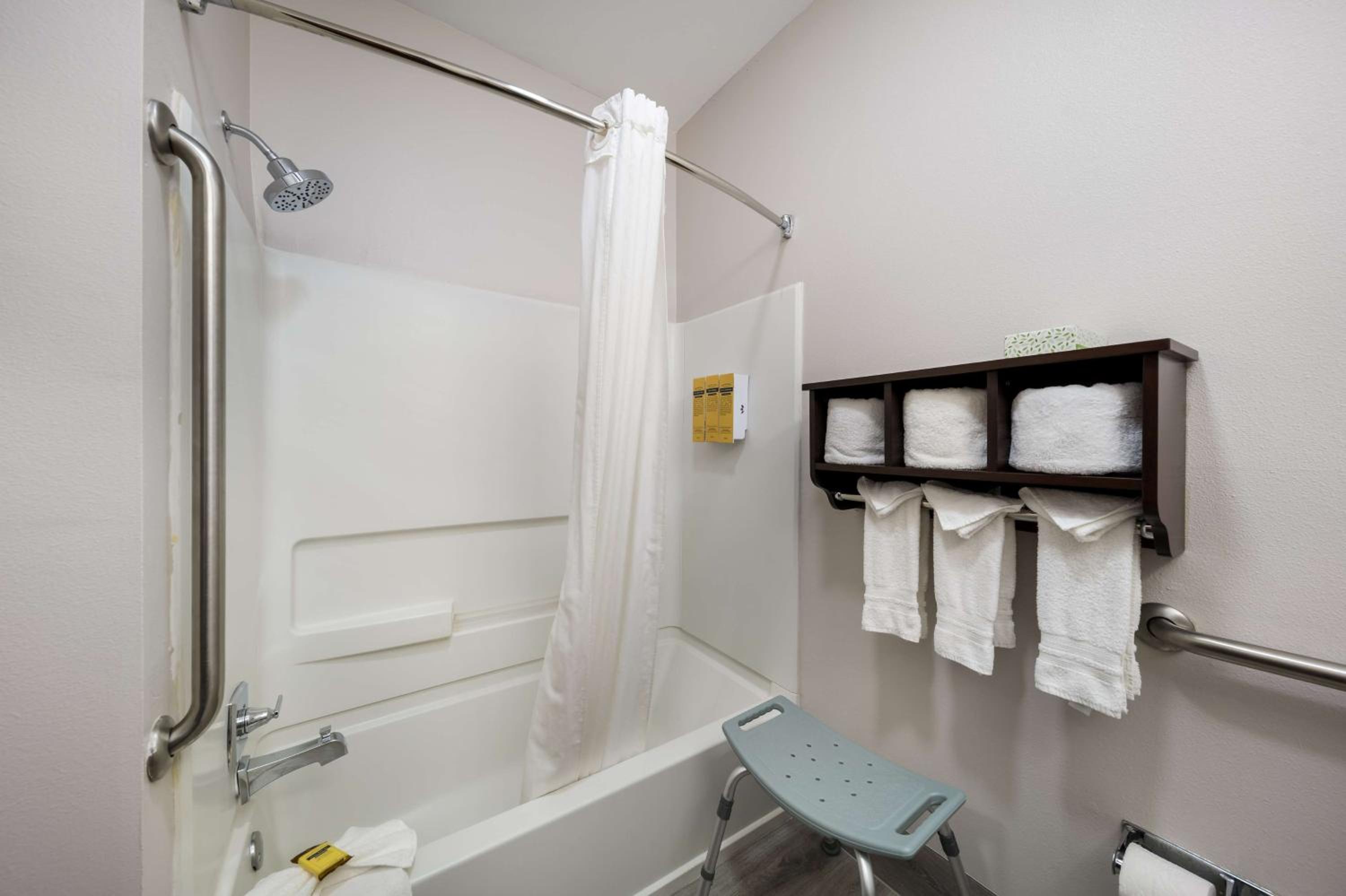 King Suite with Bath Tub - Mobility Accessible/Non-Smoking - Photo 4