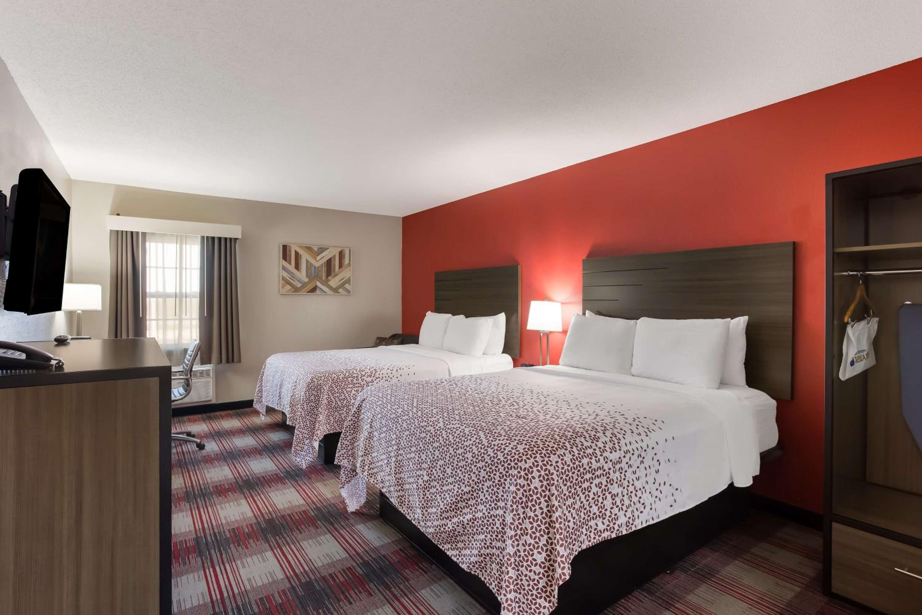 Queen Room with Two Queen Beds - Non Smoking - Photo 1