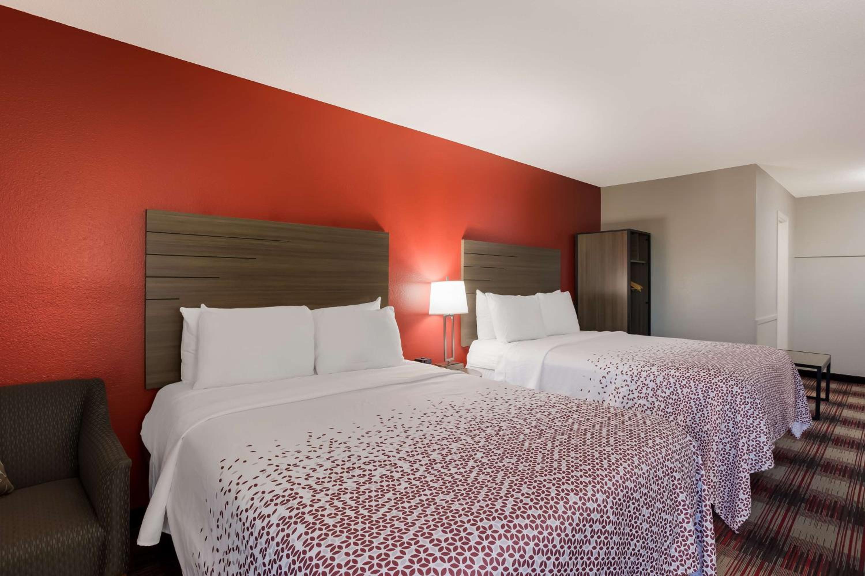 Queen Room with Two Queen Beds - Non Smoking - Photo 4