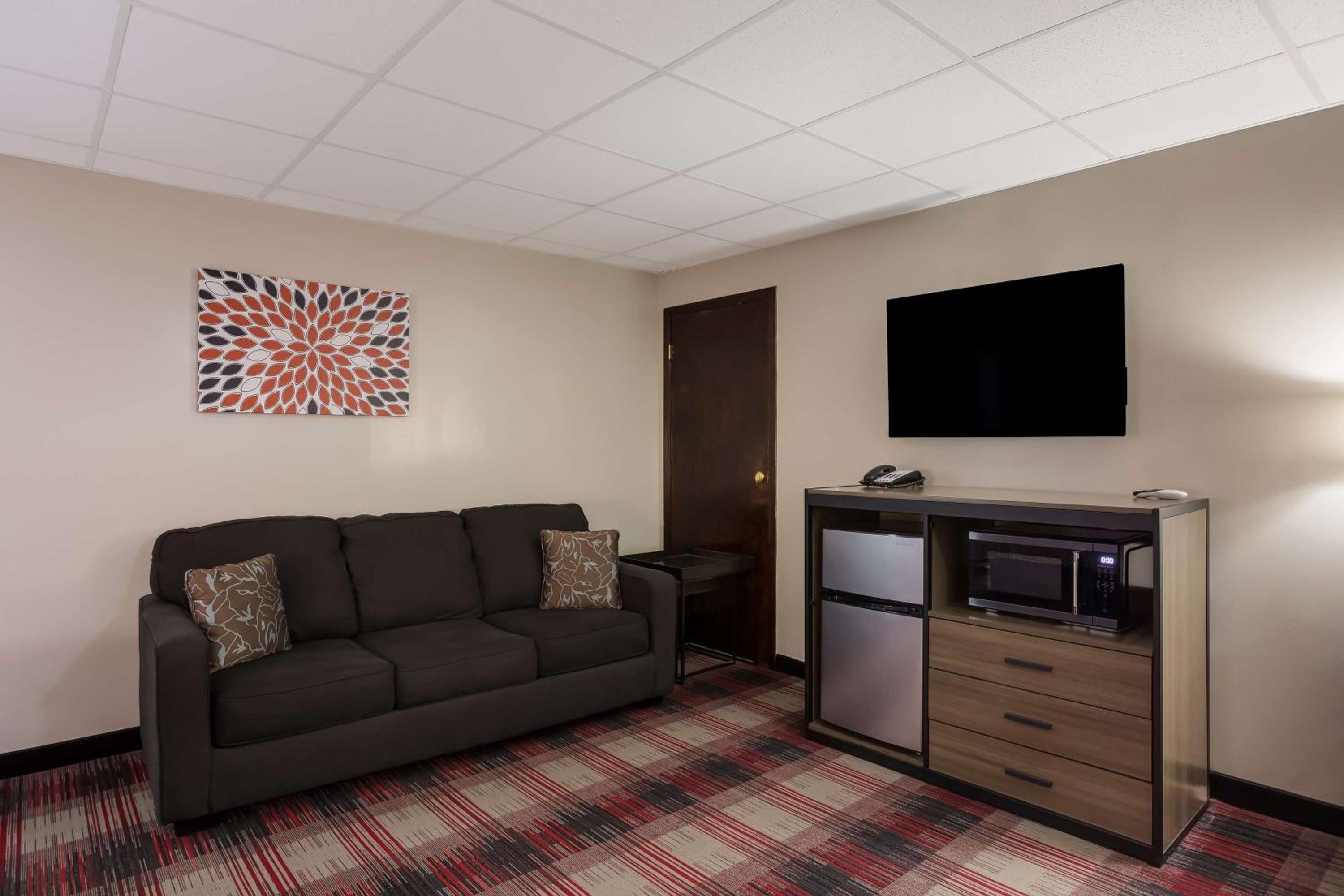 Queen Room with Two Queen Beds with Sofa Bed - Photo 3