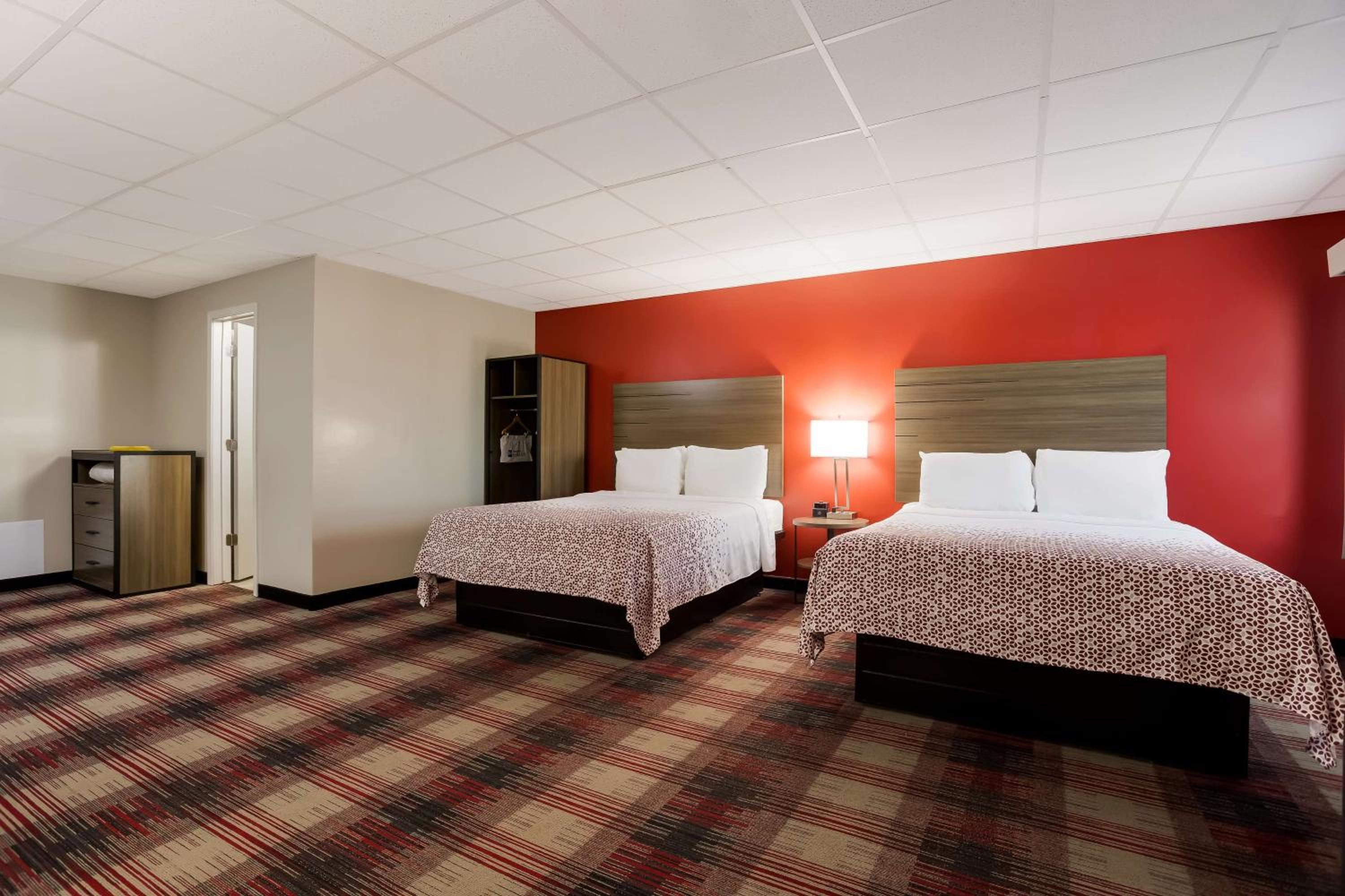 Queen Room with Two Queen Beds with Sofa Bed - Photo 4