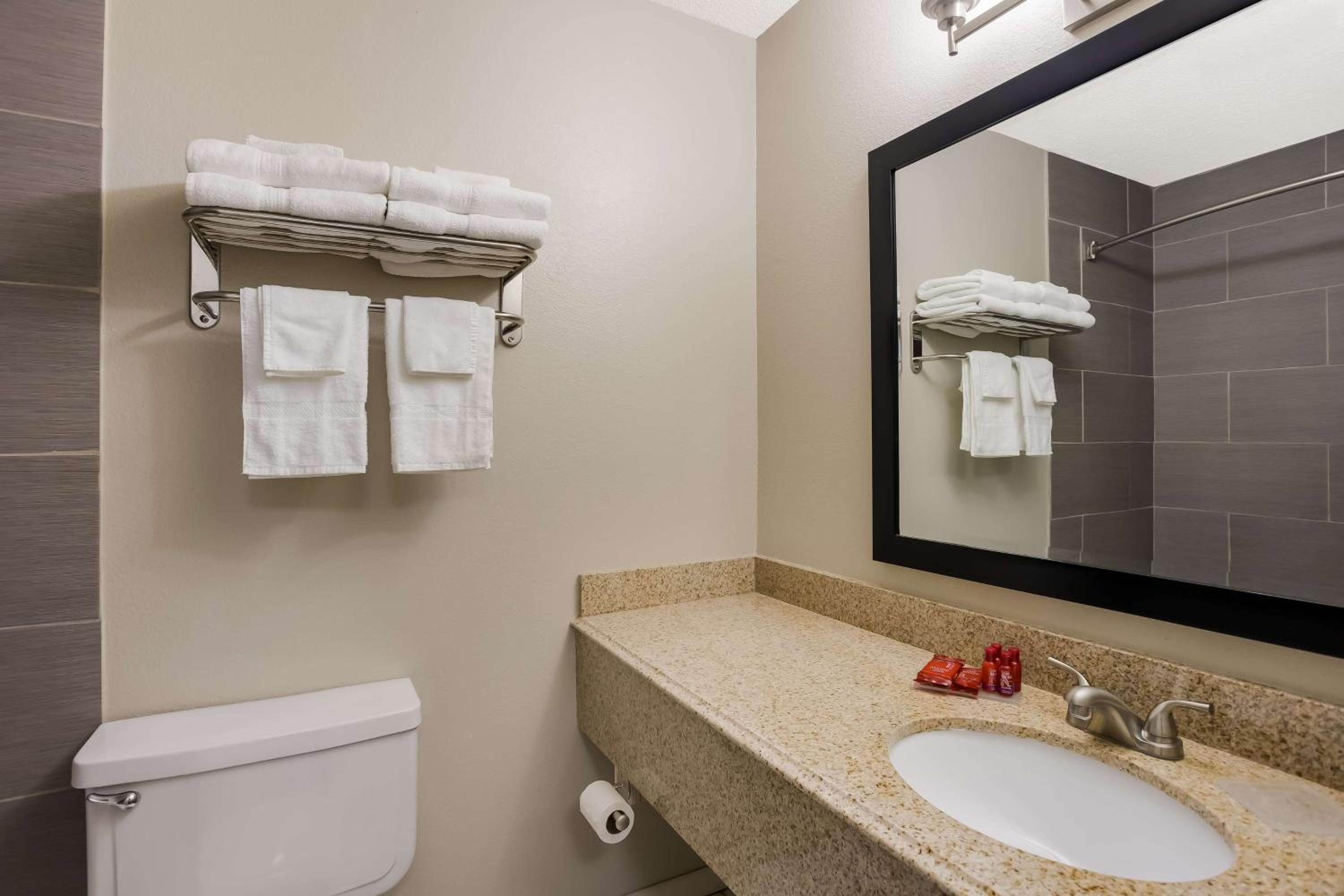 Queen Room with Two Queen Beds - Non Smoking - Photo 2