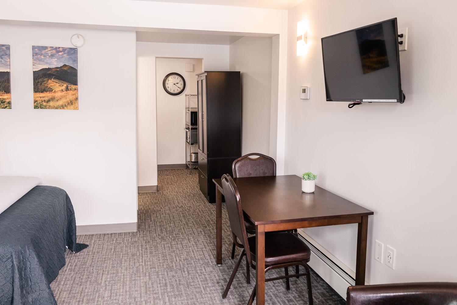 Deluxe Queen Suite photo 3
