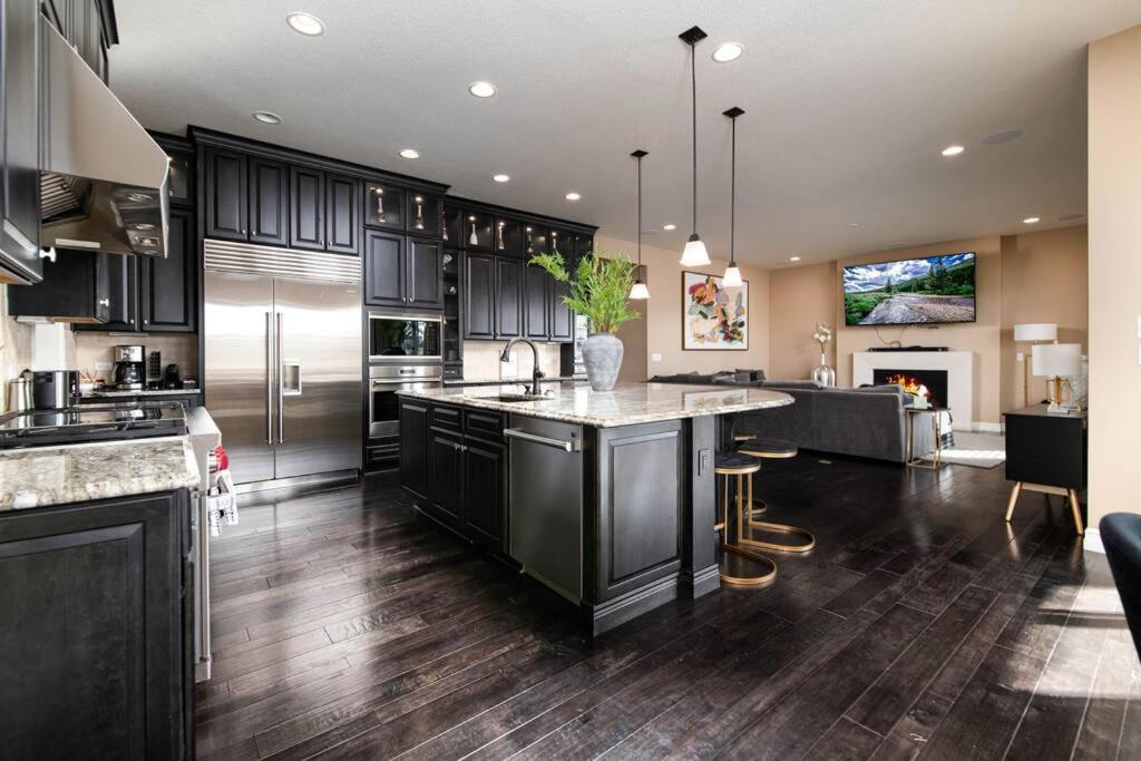 Seven-Bedroom House photo 2