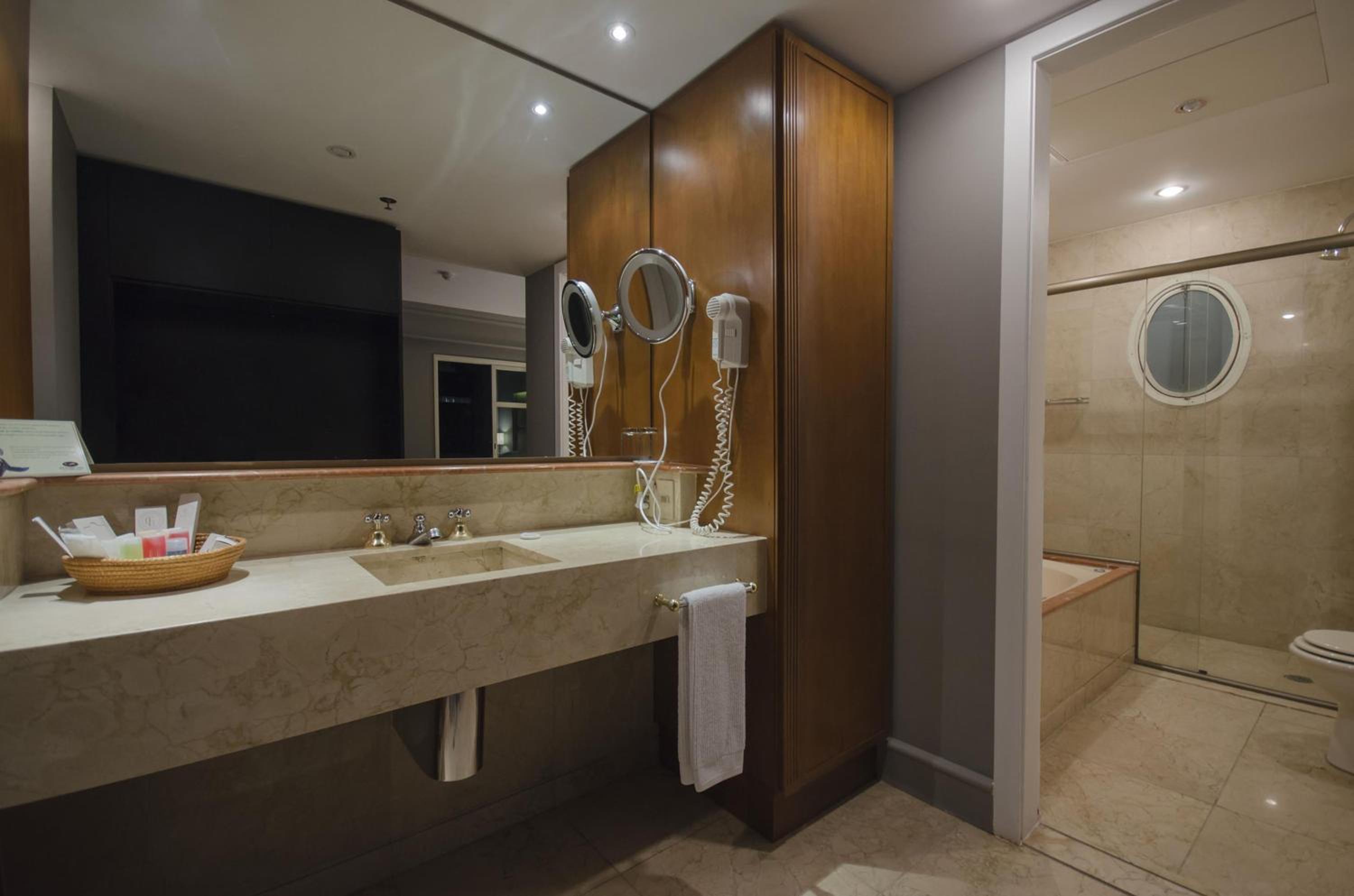 Queen Suite with Spa Bath