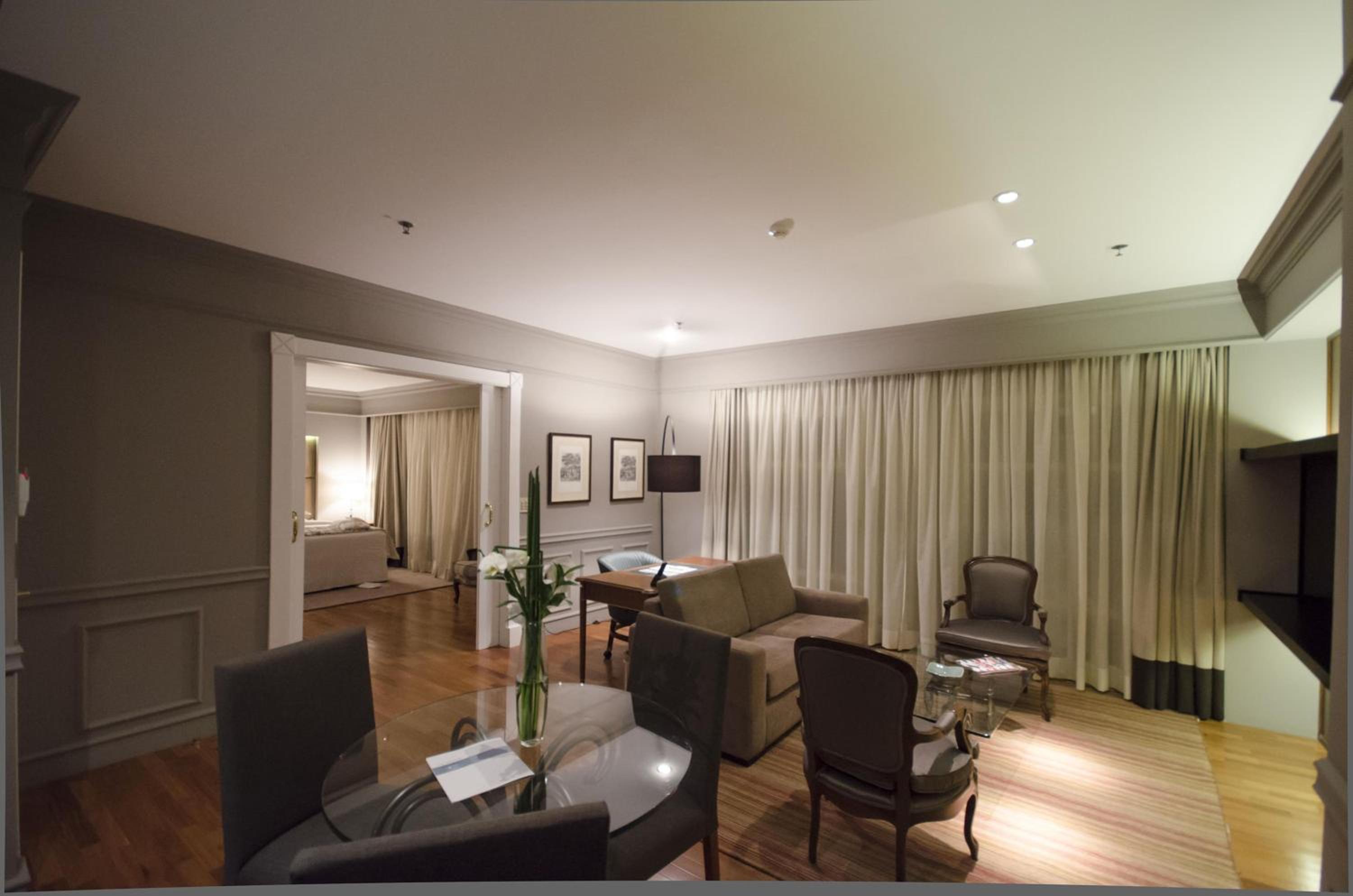 Queen Suite with Spa Bath