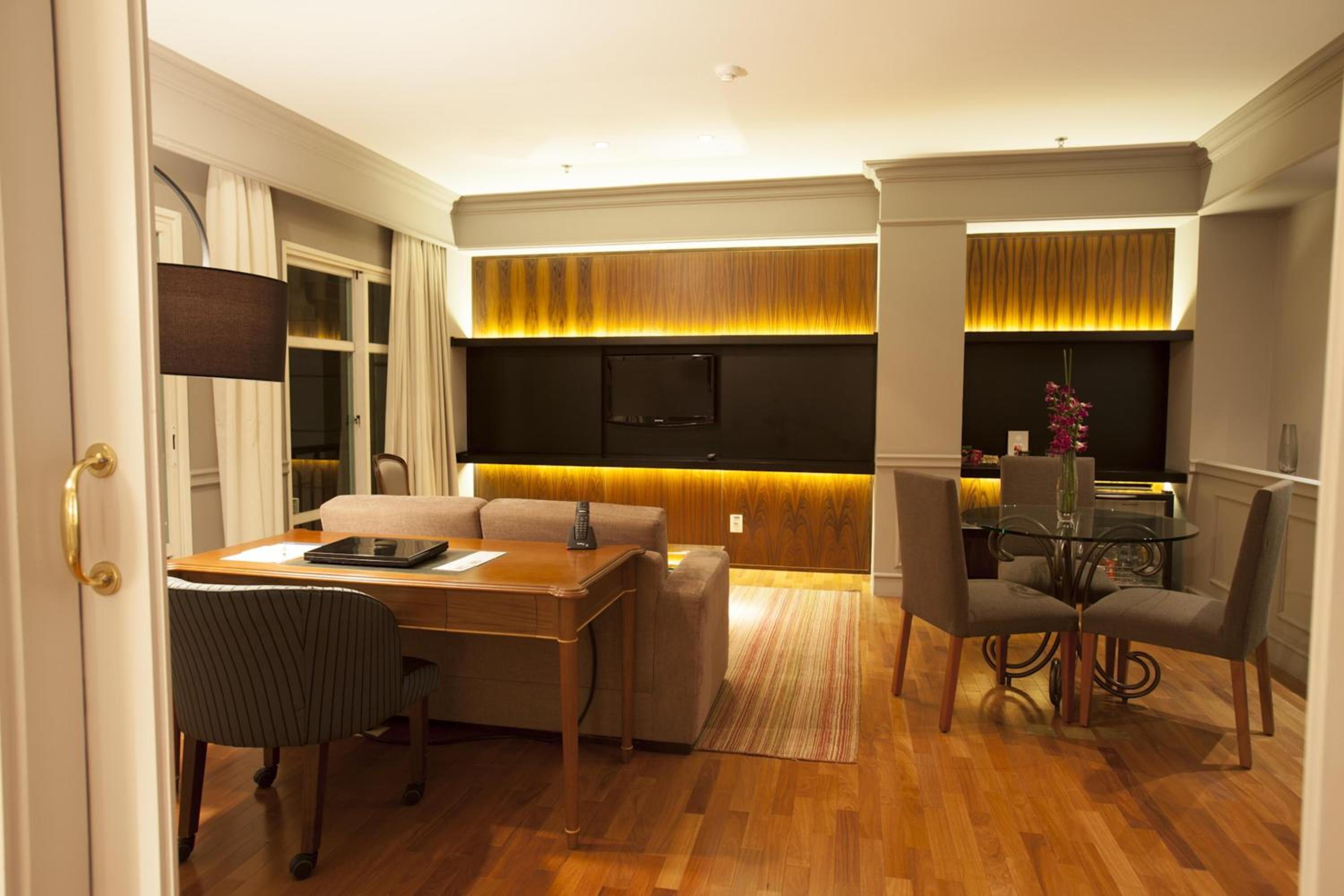 Queen Suite with Spa Bath