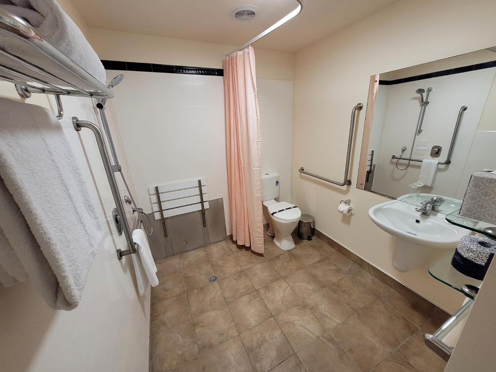 Queen Studio - Disability Access - Photo 4