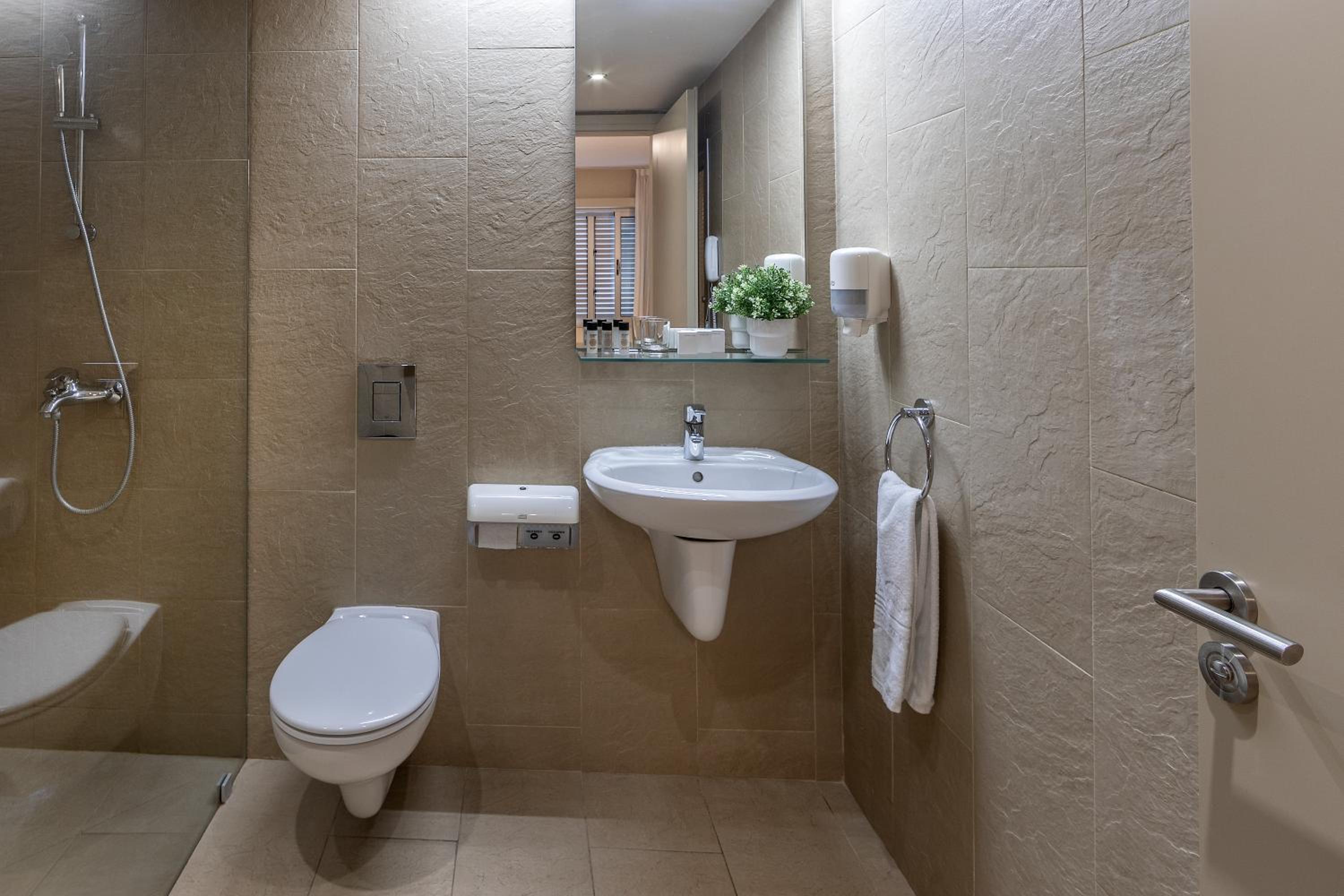 Deluxe Queen Suite photo 3