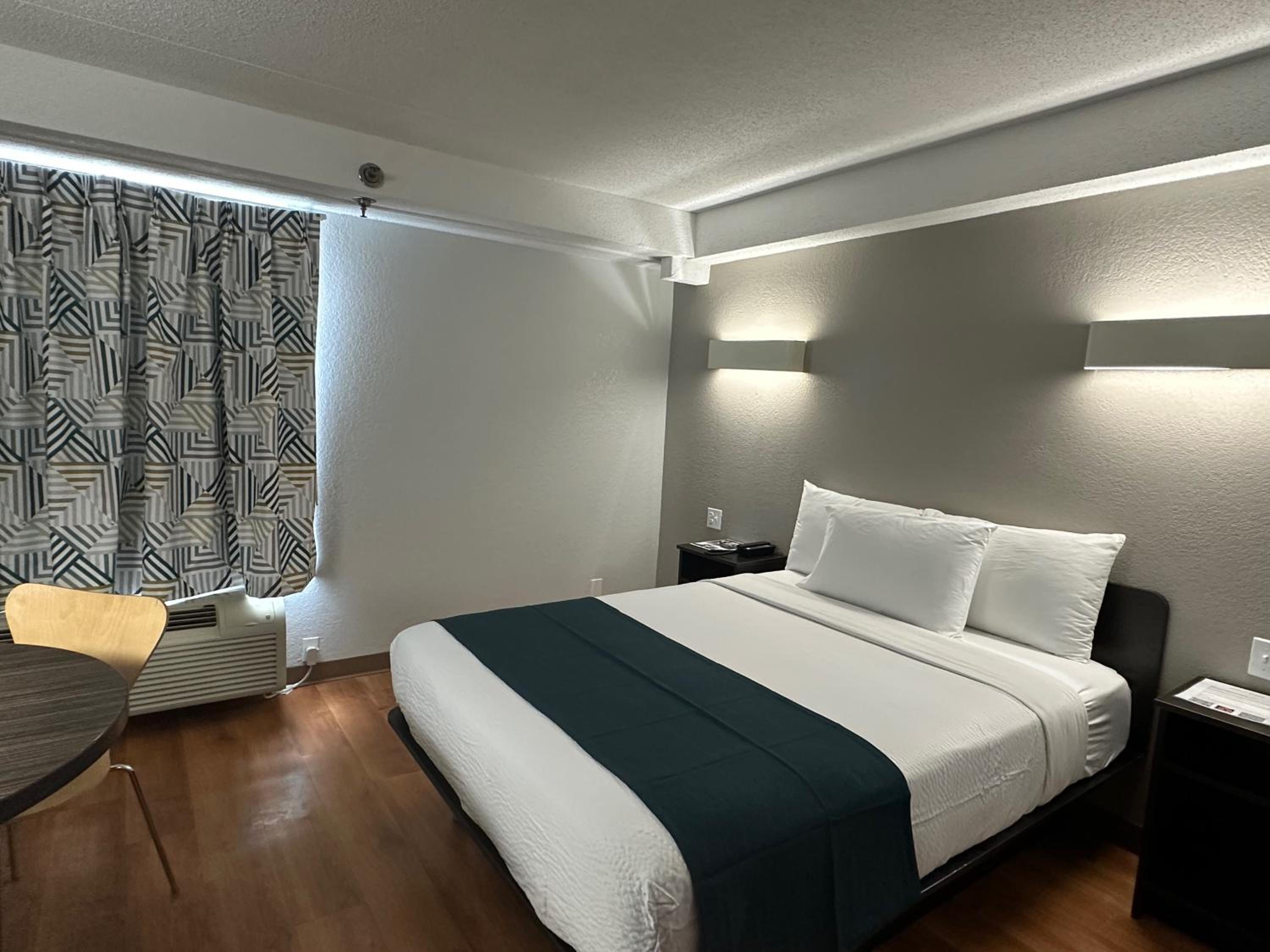 Deluxe Queen Room - Non-Smoking photo 1