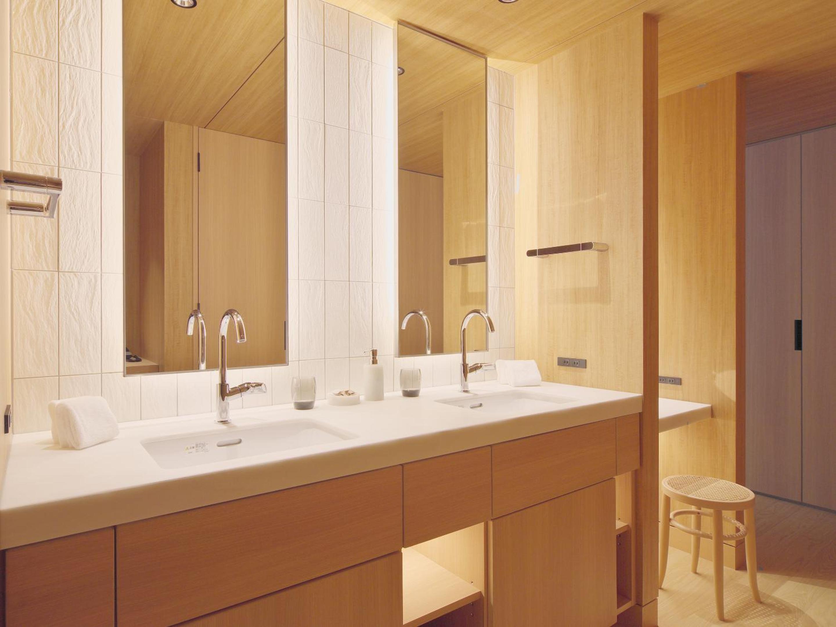 Deluxe Suite with Spa Bath photo 3