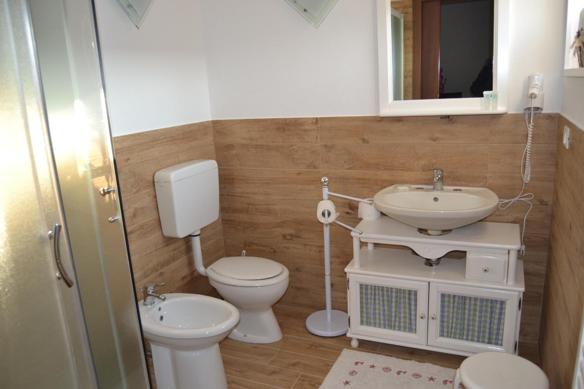 Double or Twin Room - Photo 7