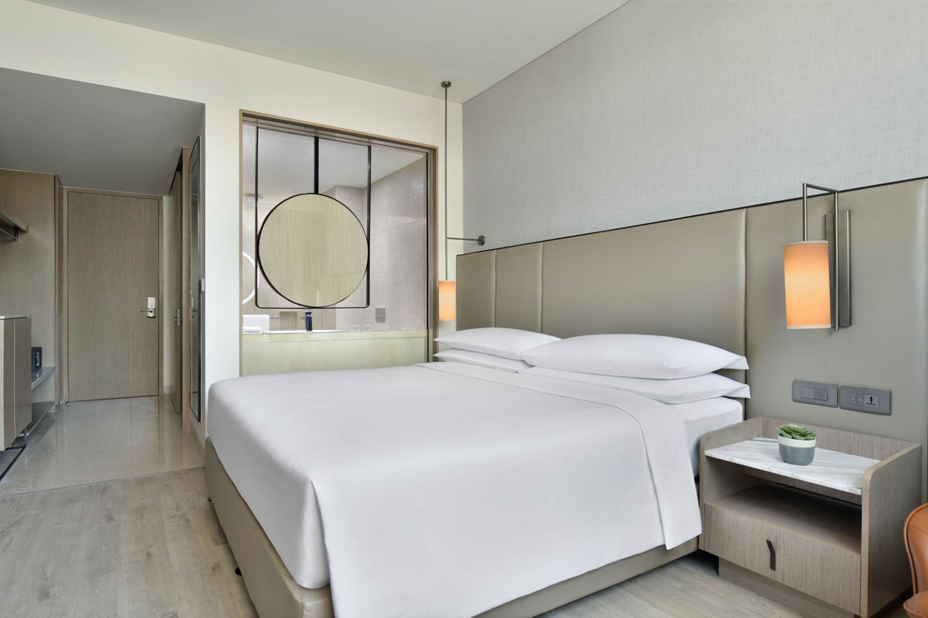 Guest Room, 1 King, Courtyard View - 20% discount on Food and Beverage