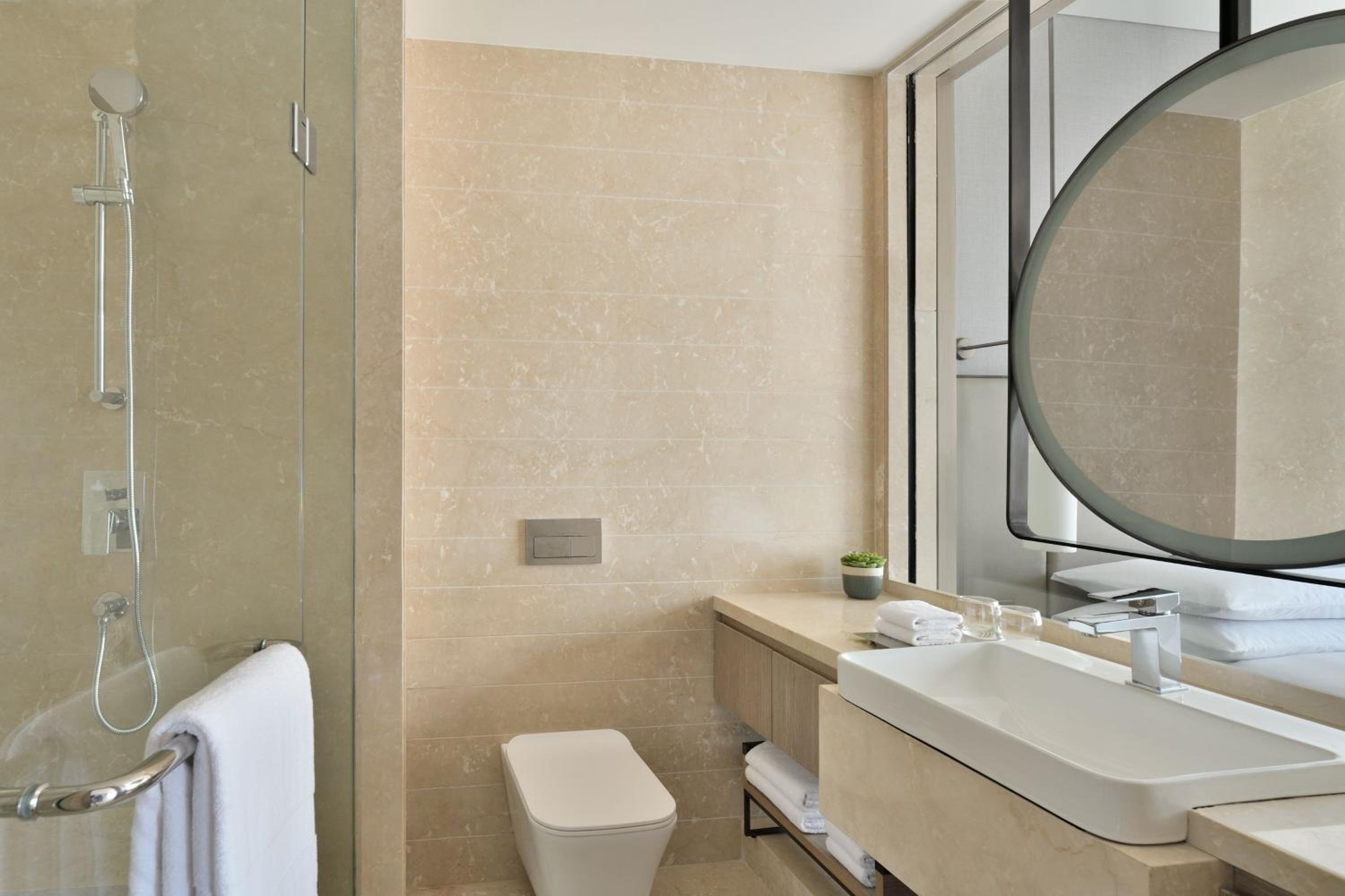 Guest Room, 1 King, Courtyard View - 20% discount on Food and Beverage photo 2