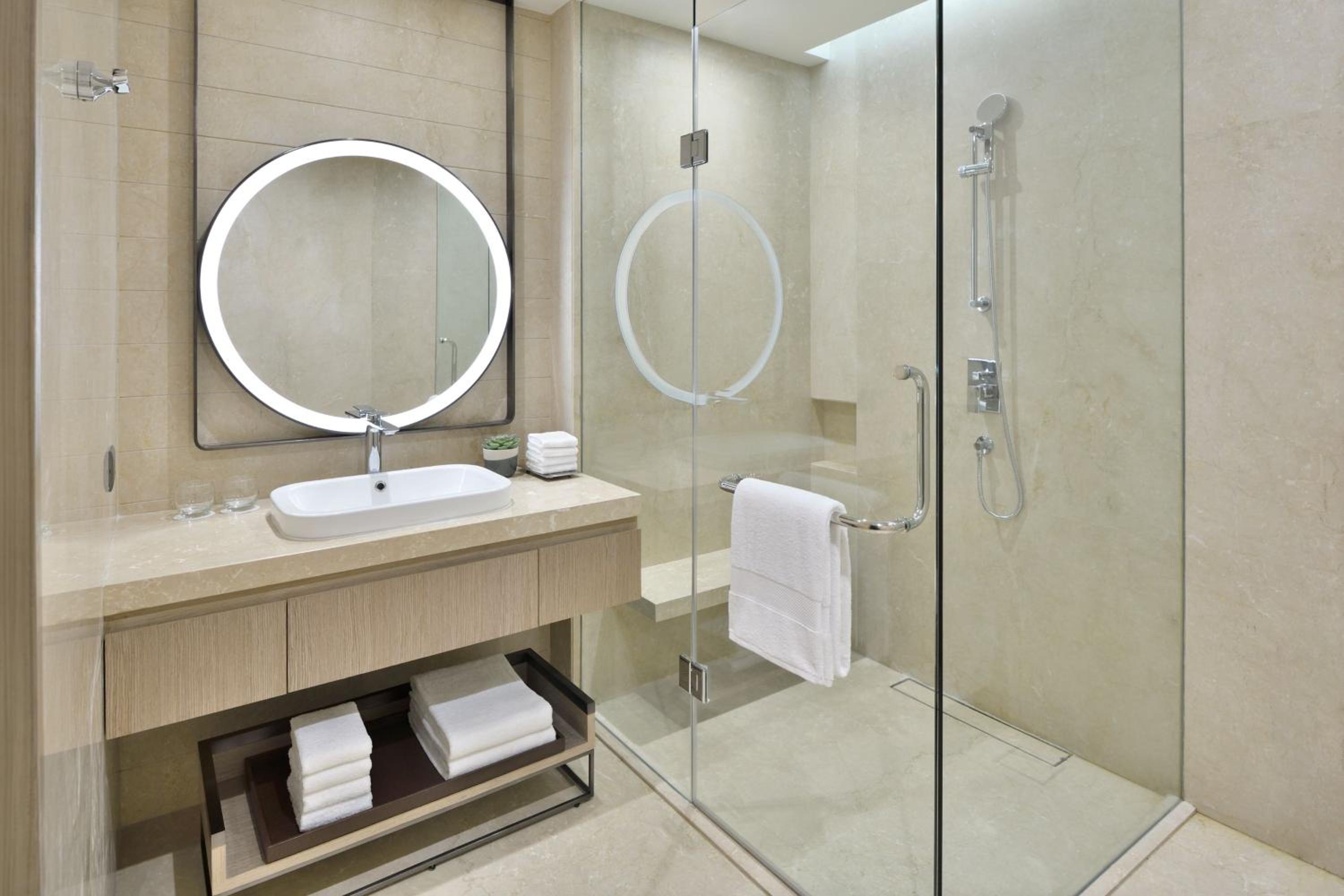 Premium, One-Bedroom Suite, 1 King, Skyline view, Balcony - 20% discount on Food and Beverage Premium, One-Bedroom Suite, 1 King, Skyline view, Balcony - 20% discount on Food and Beverage