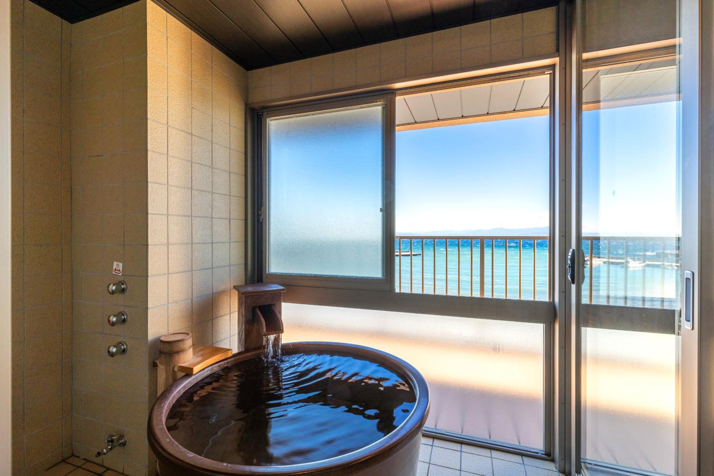 Suite with Hot Tub photo 2