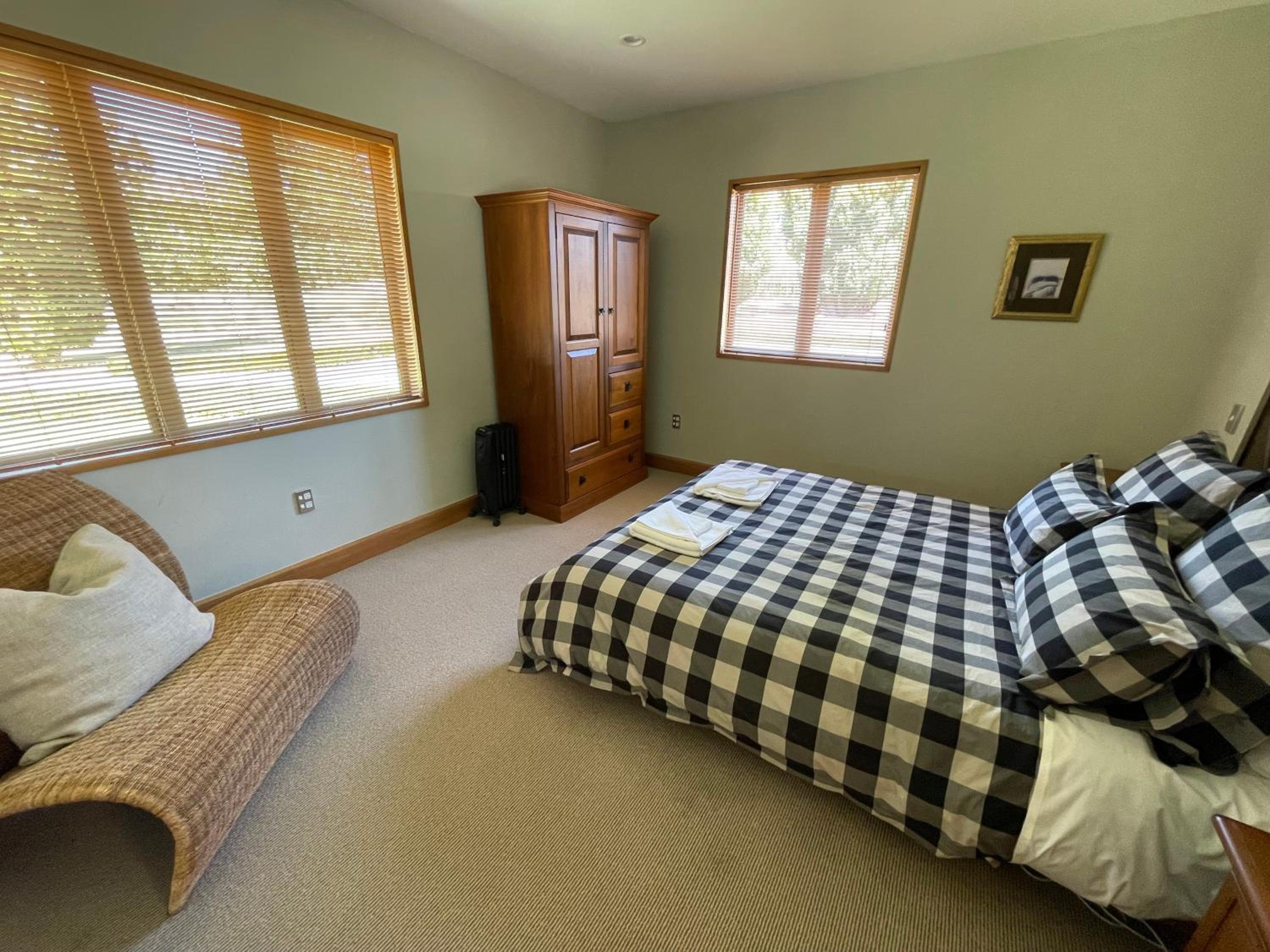 Six-Bedroom House photo 1