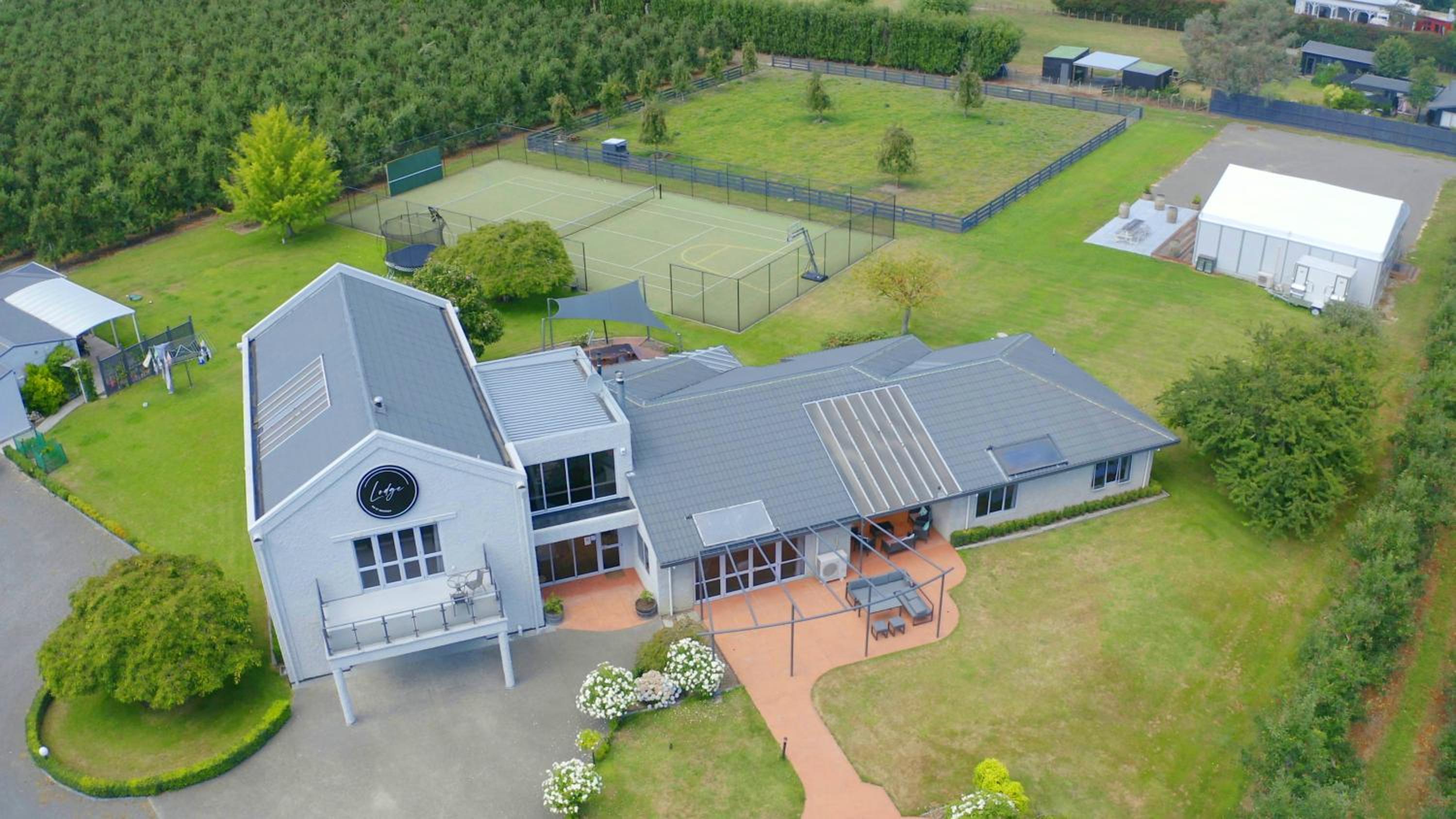 Eight-Bedroom House photo 2