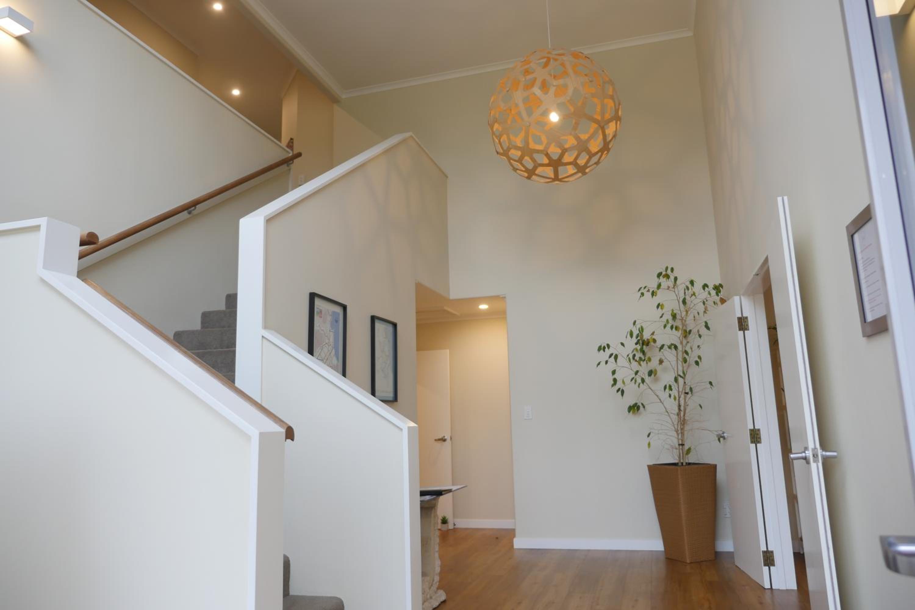 Eight-Bedroom House photo 3