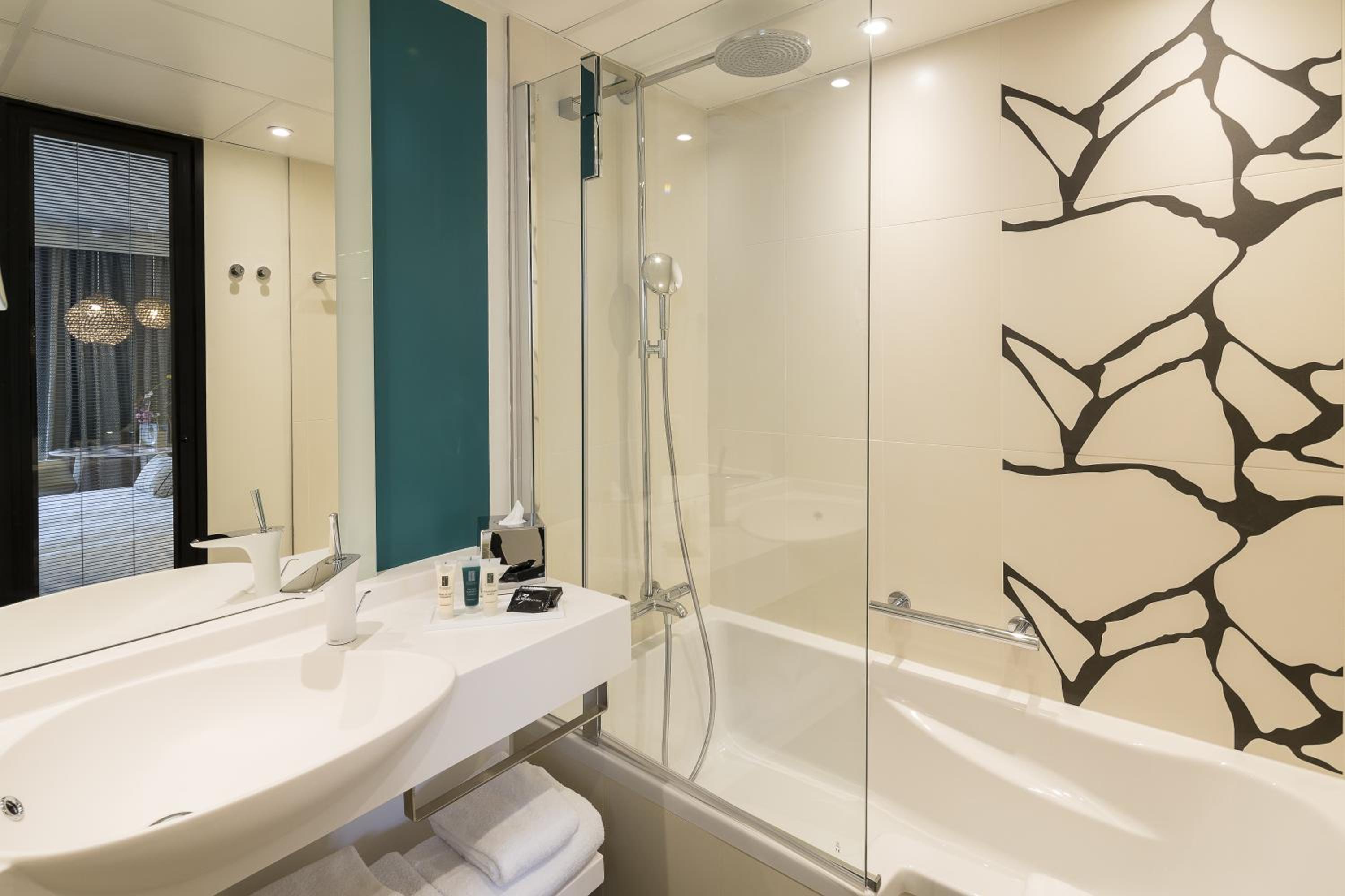 Privilege Room with Pool View and Spa Access - Photo 10