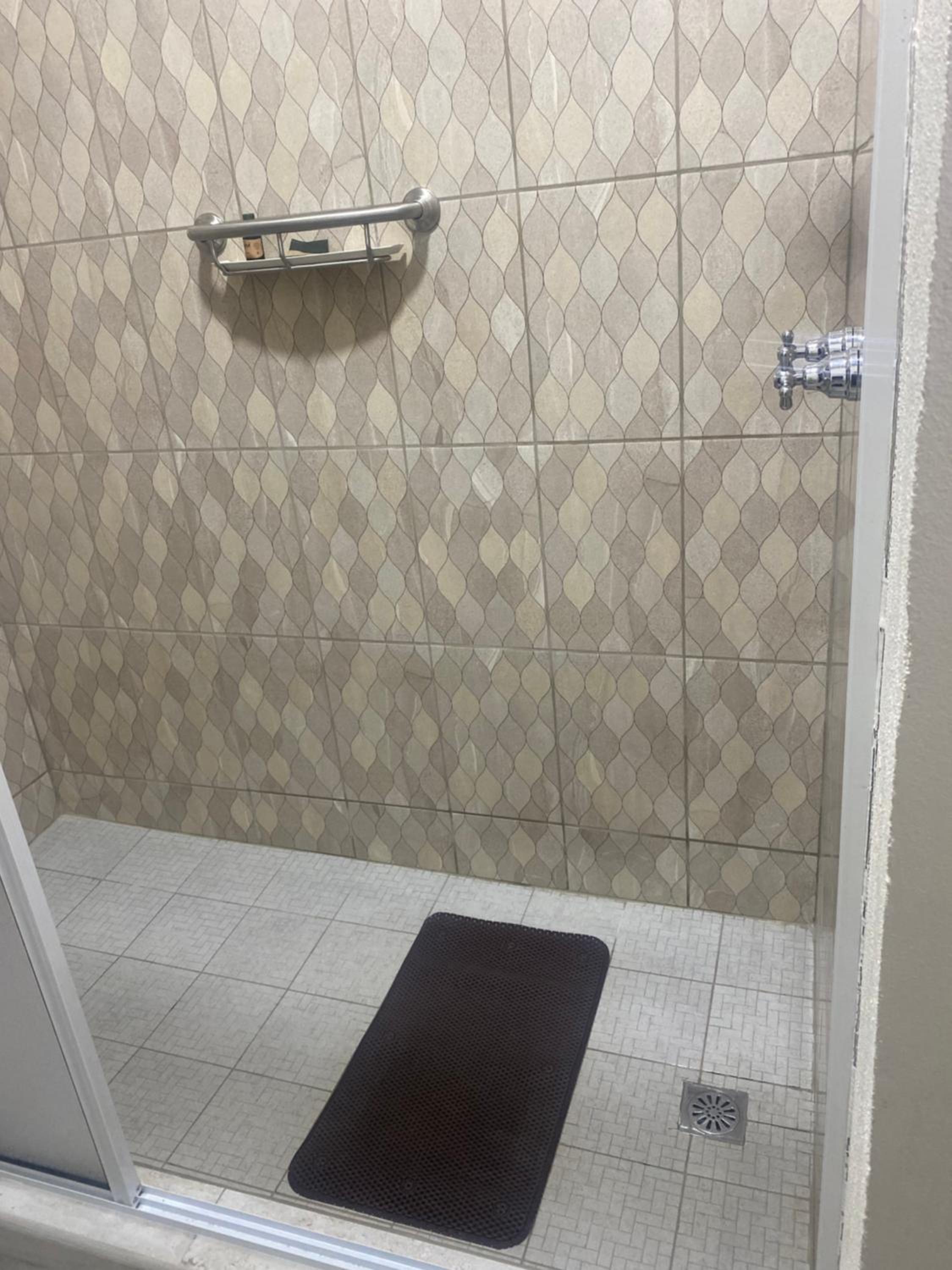 Large Double Room - Photo 7