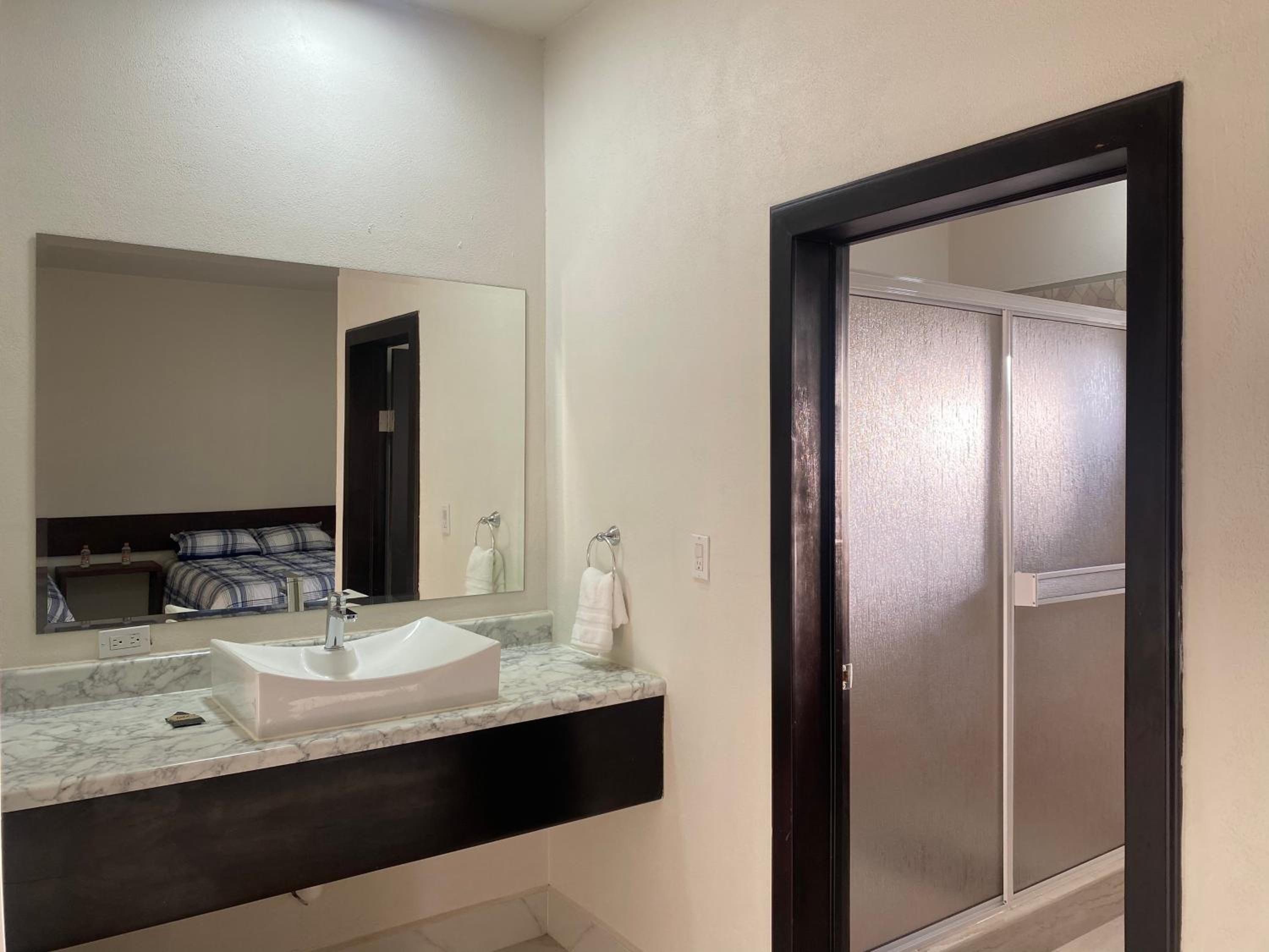 Large Double Room - Photo 2