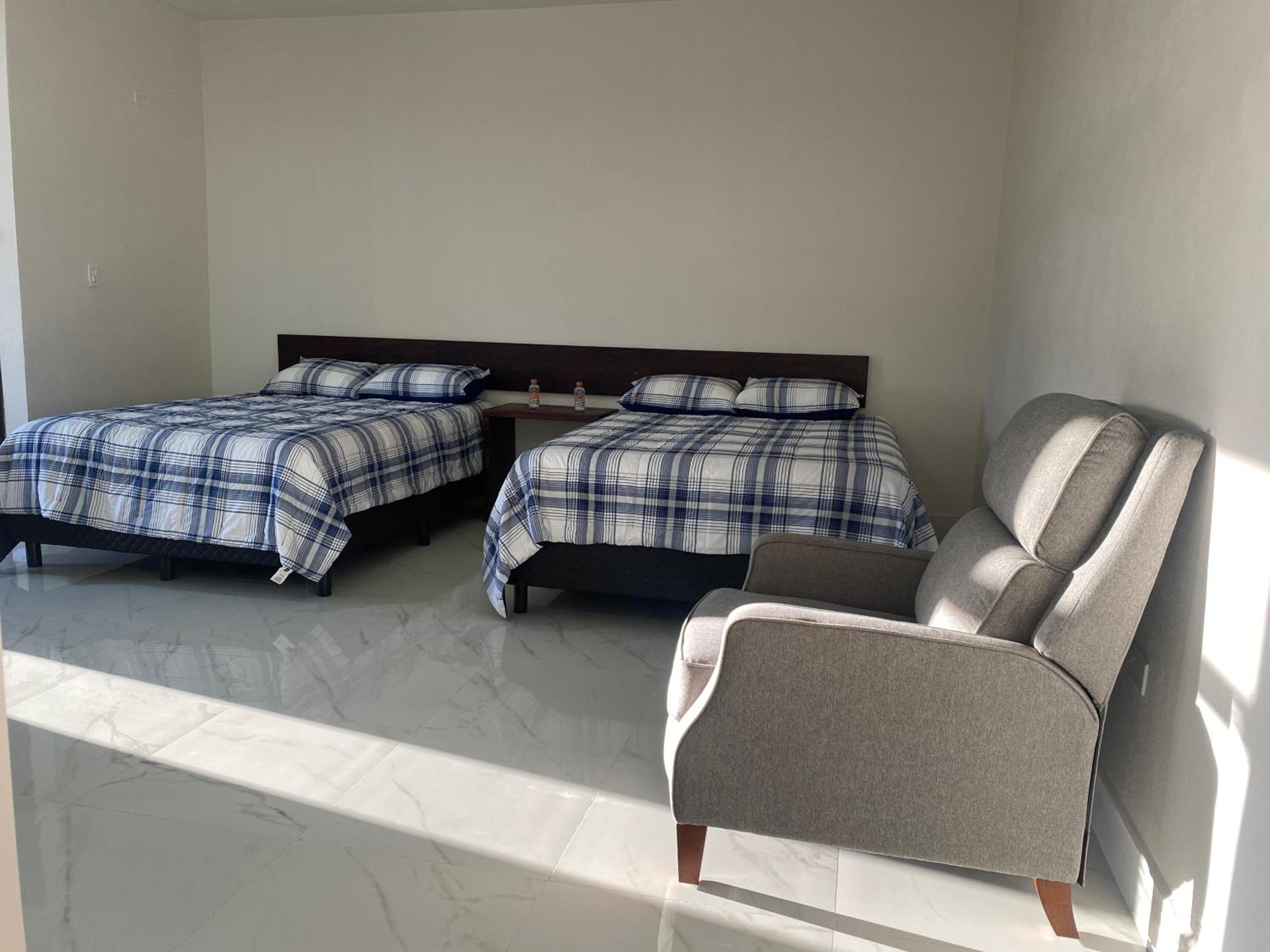 Large Double Room - Photo 3