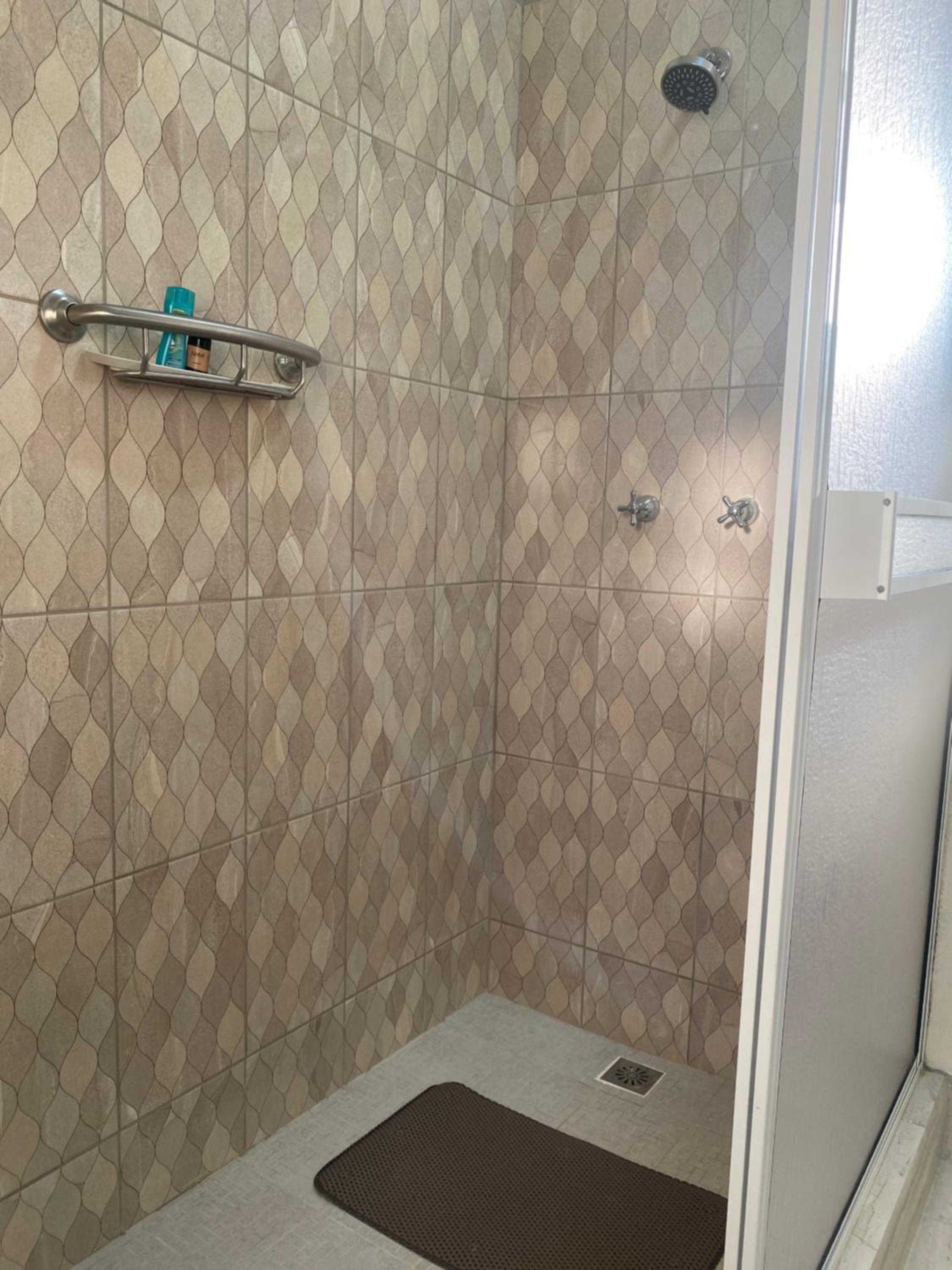 Large Double Room - Photo 5