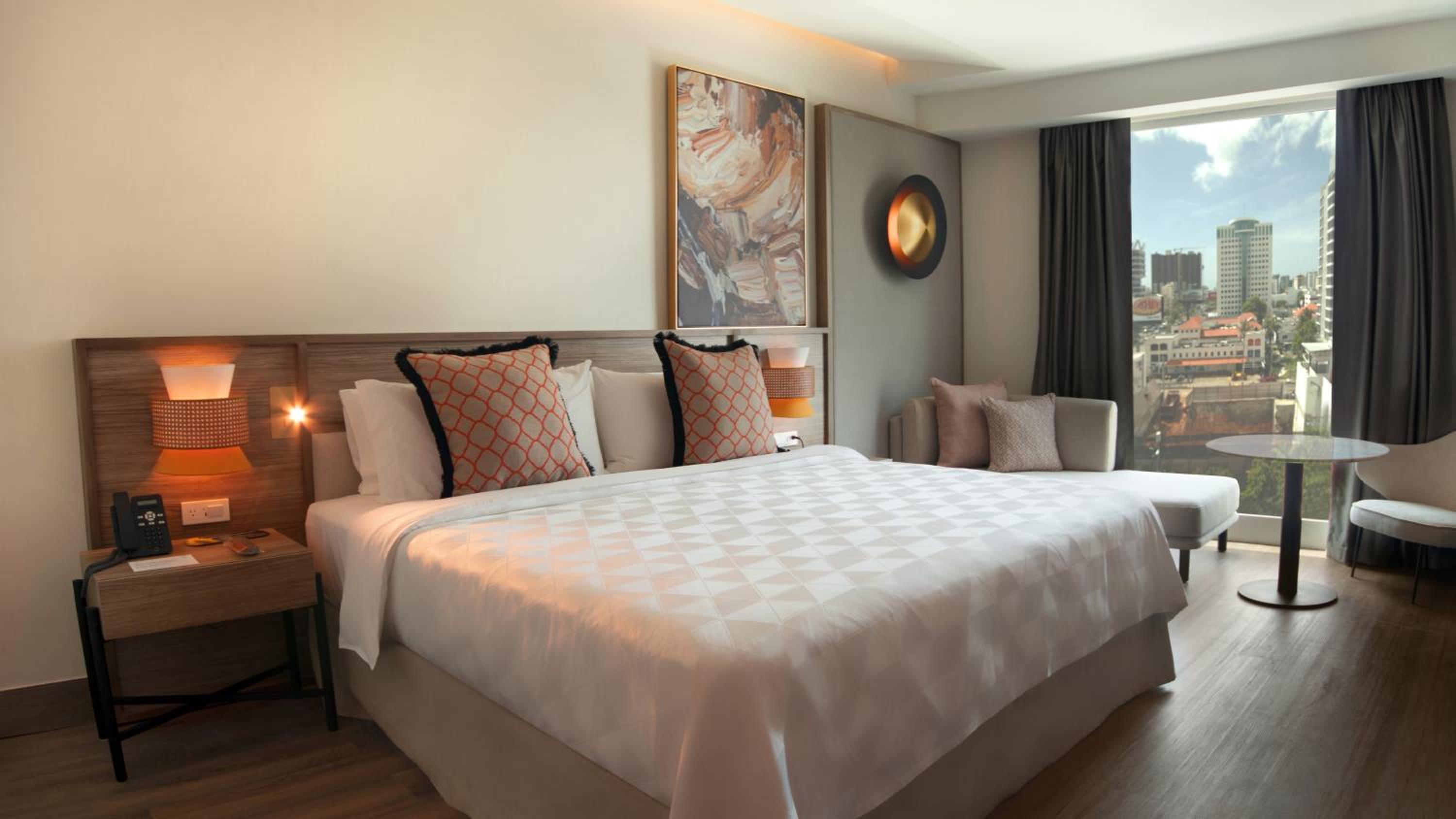 Standard King Room - Lounge Access/High Floor thumbnail 5
