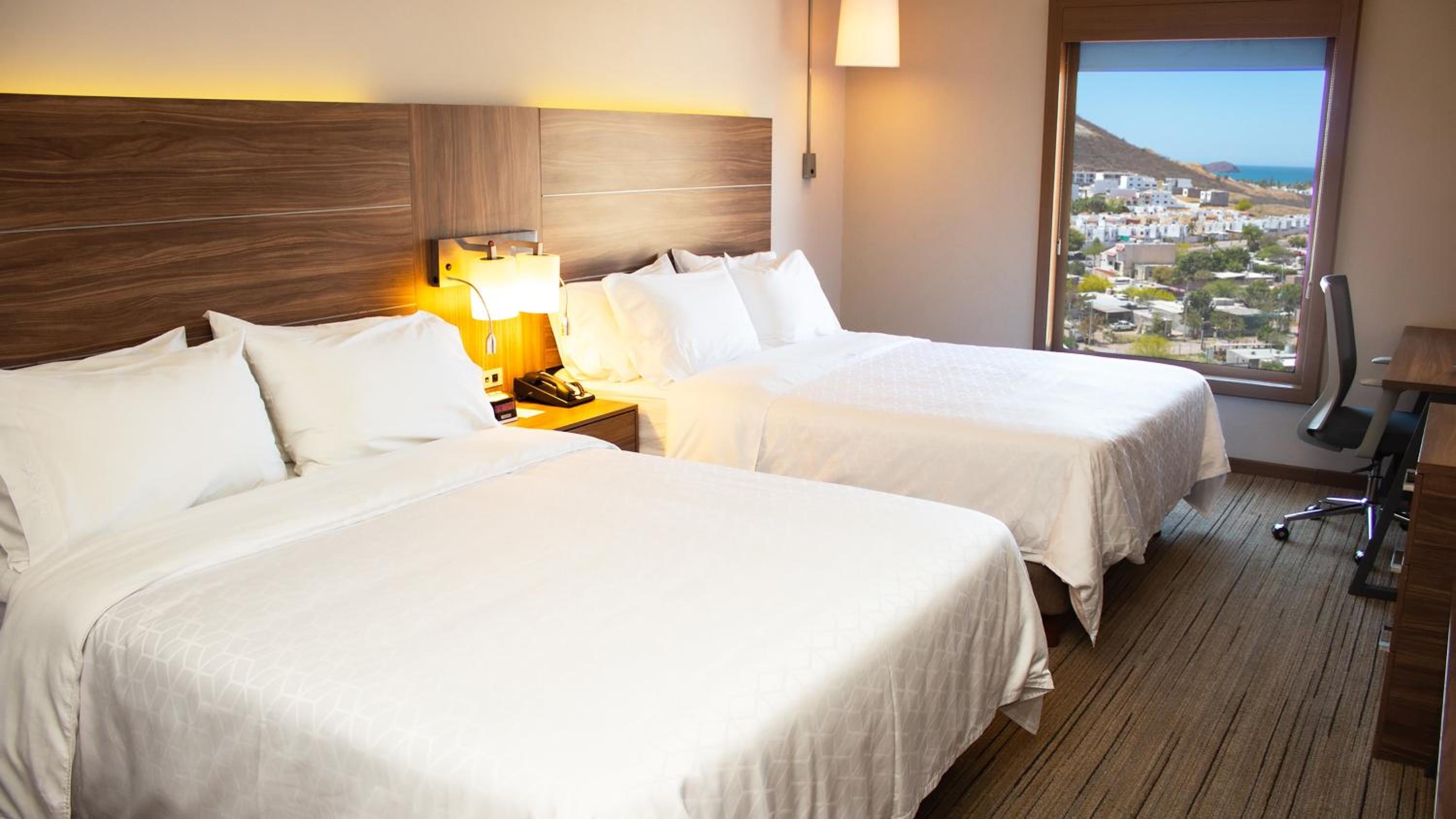 Standard Queen Room with Two Queen Beds - Top Floor - Photo 2
