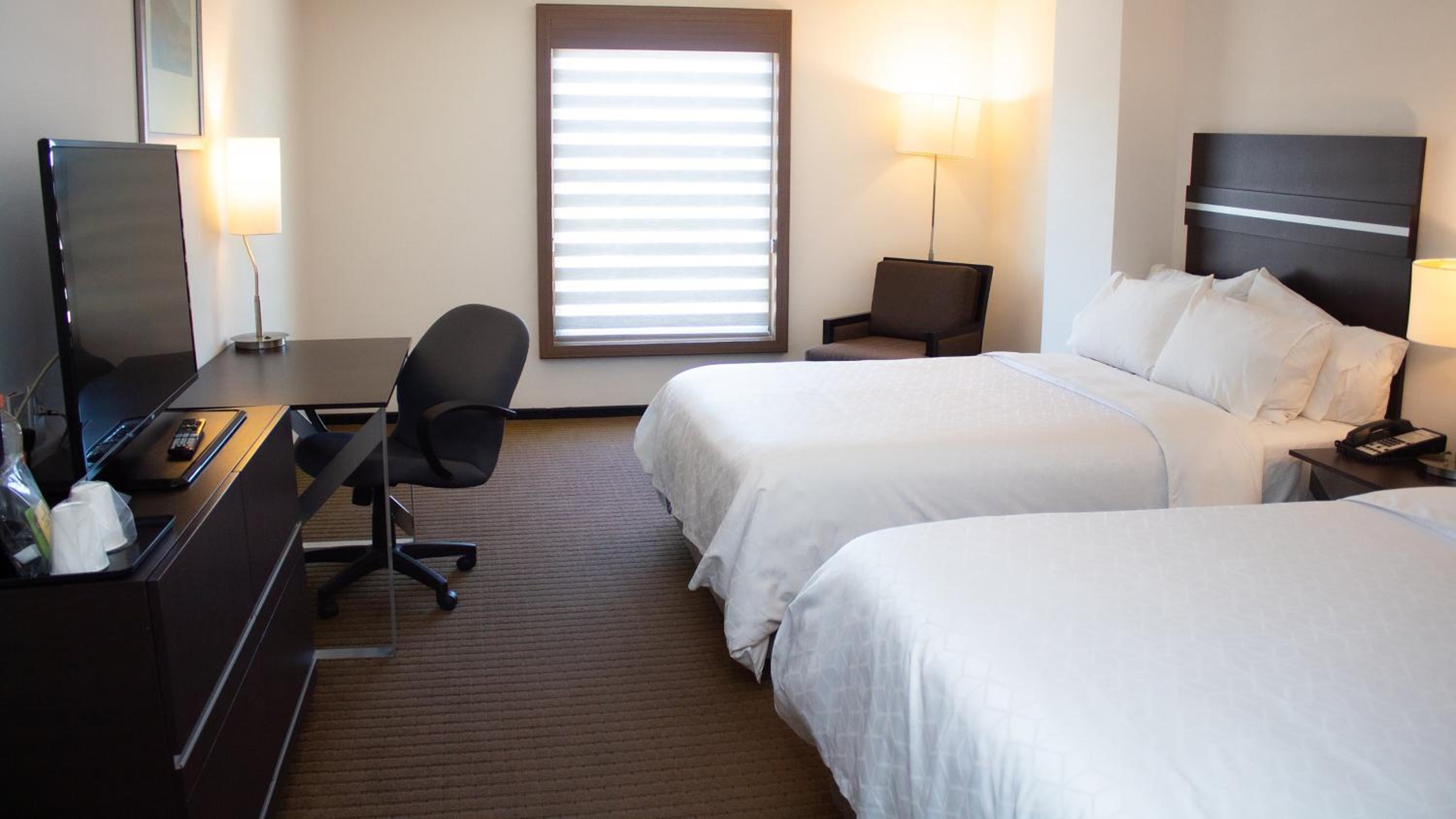 Standard Room with Two Queen Beds - Photo 6