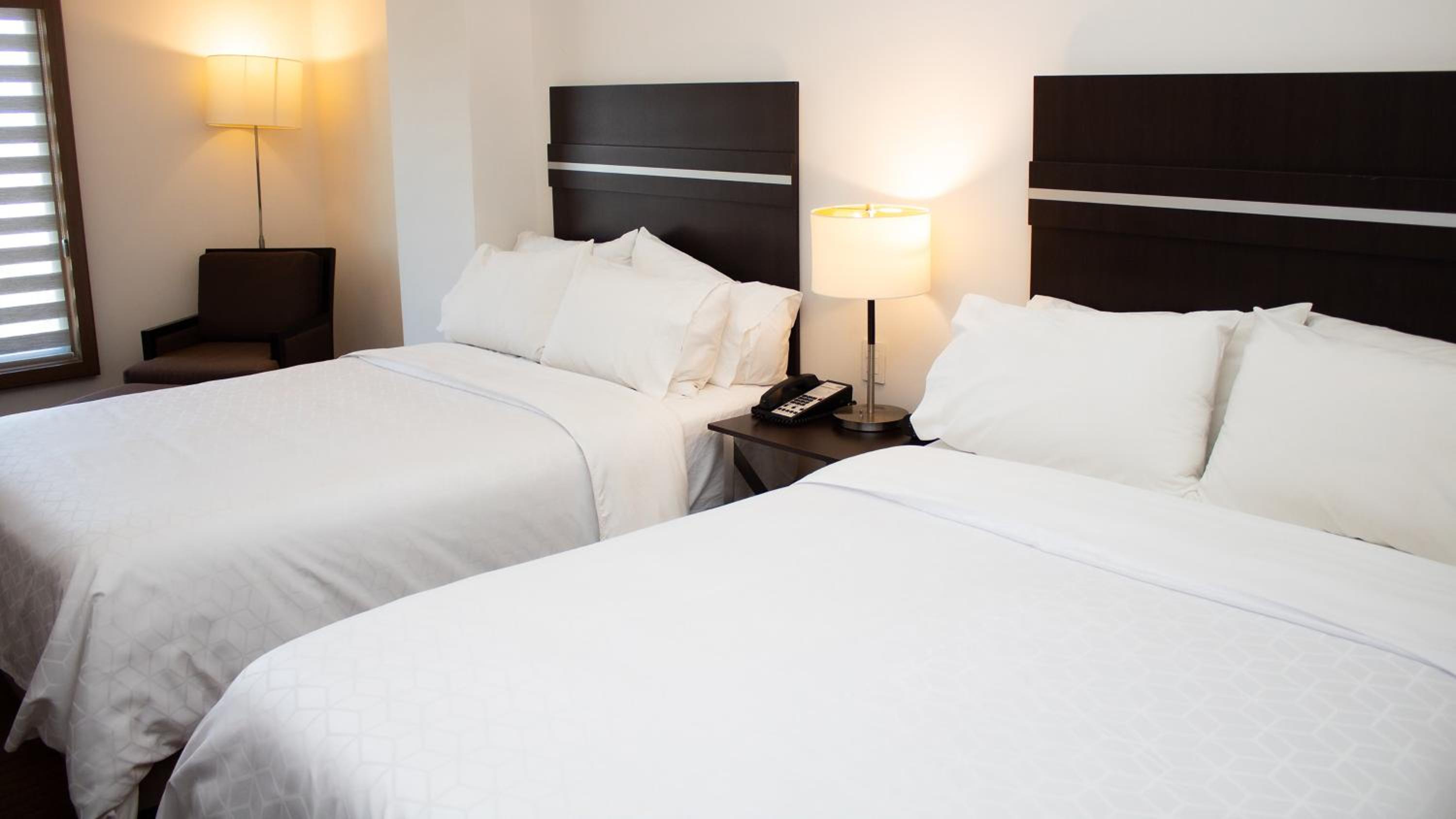 Standard Room with Two Queen Beds - Photo 4