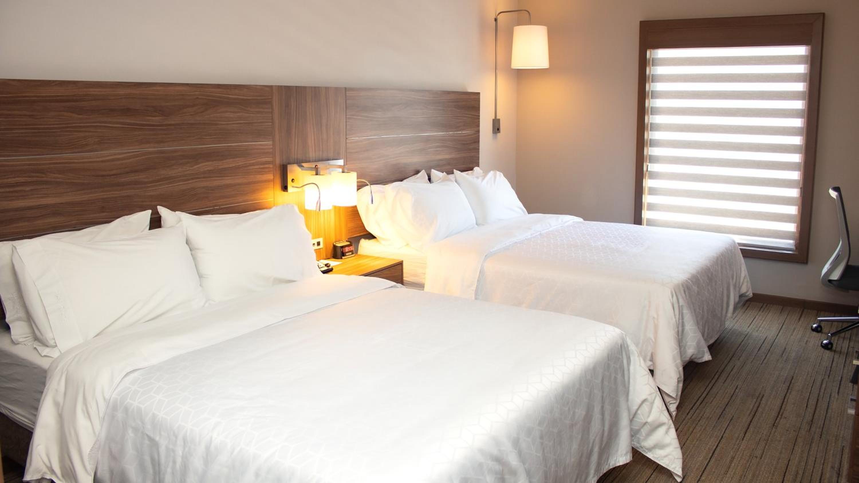 Standard Queen Room with Two Queen Beds - Top Floor - Photo 3