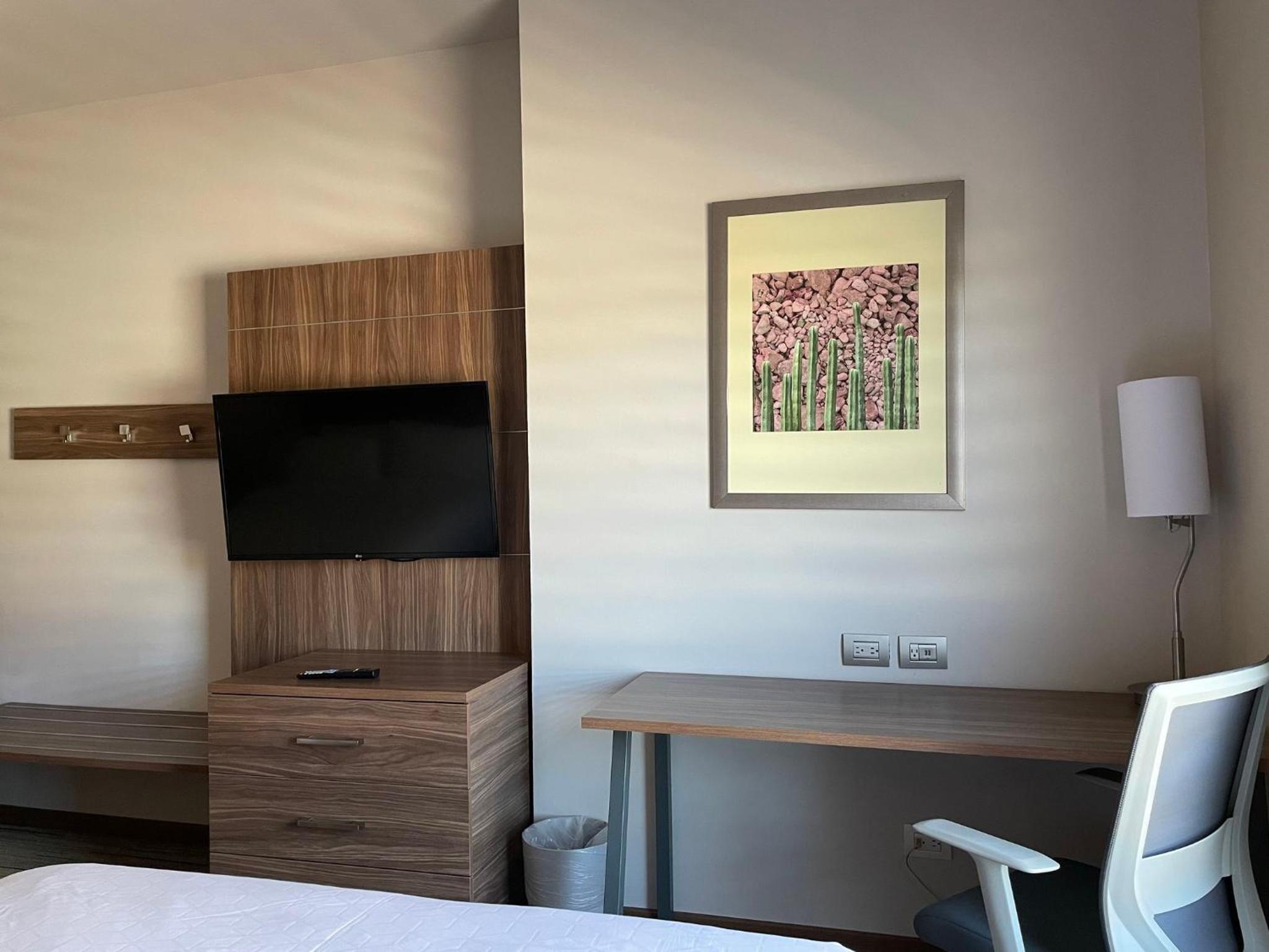Standard Queen Room with Two Queen Beds - Top Floor - Photo 5