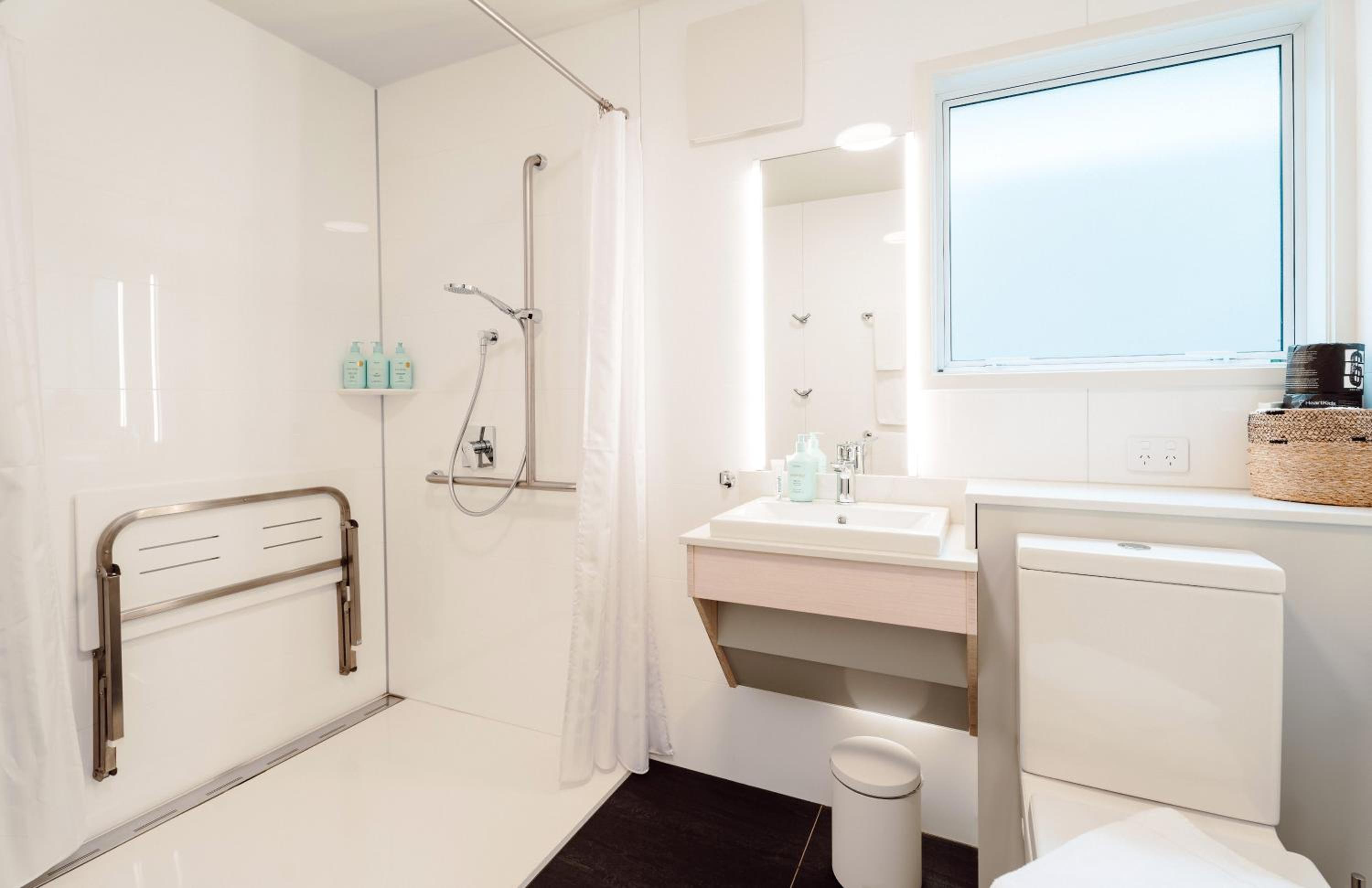 Family and Accessible Suite - Photo 4