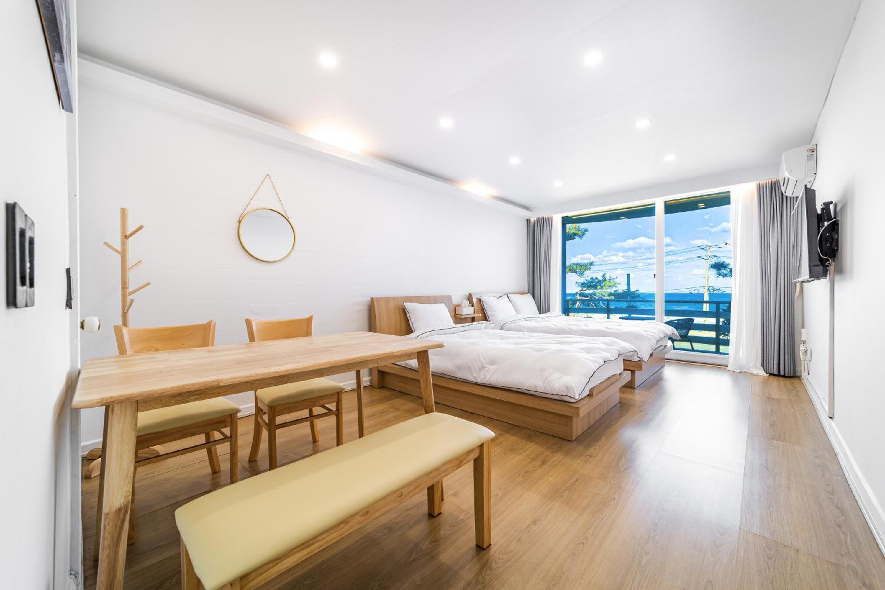 Deluxe Twin Room with Sea View (201) photo 1