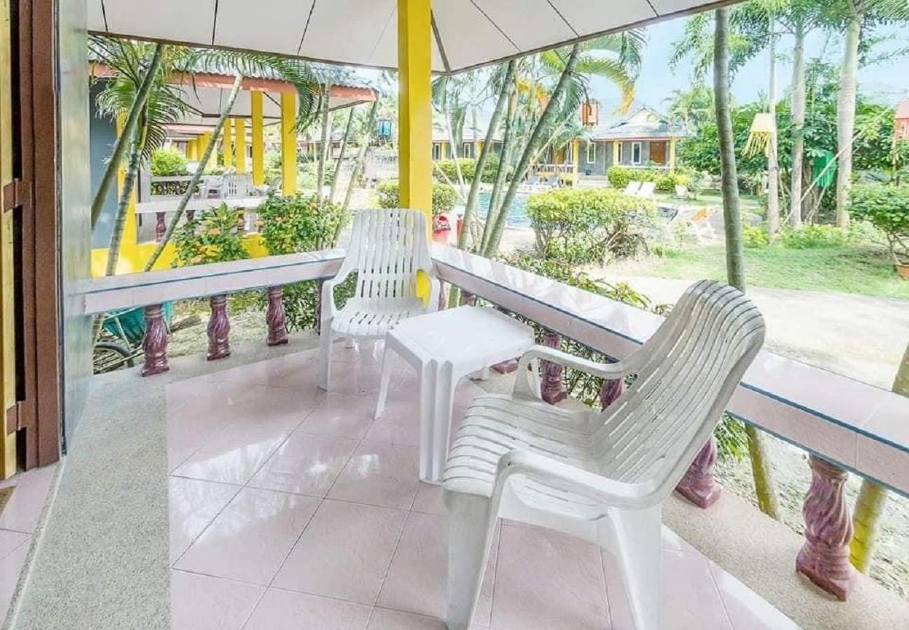 Family Room with Garden View - Photo 3