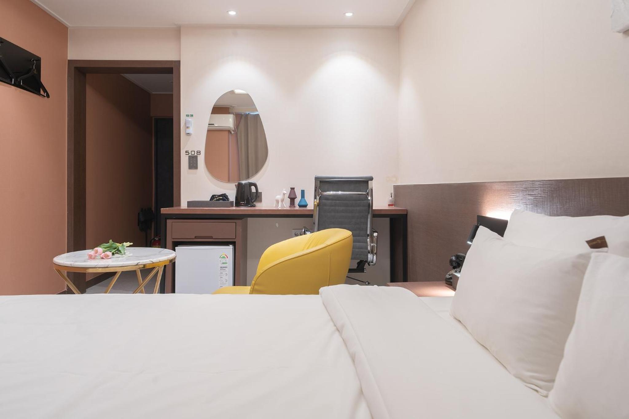 Standard Double Room - Photo 9