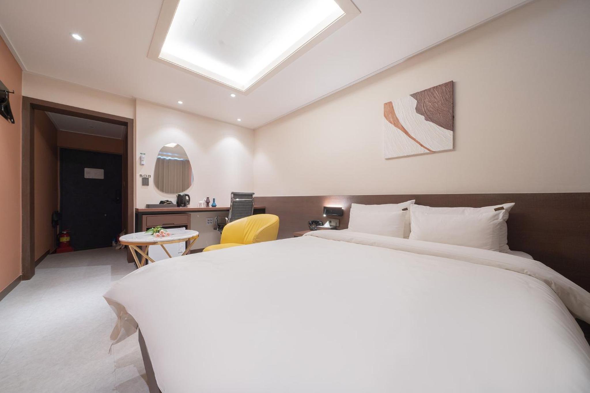 Standard Double Room - Photo 8