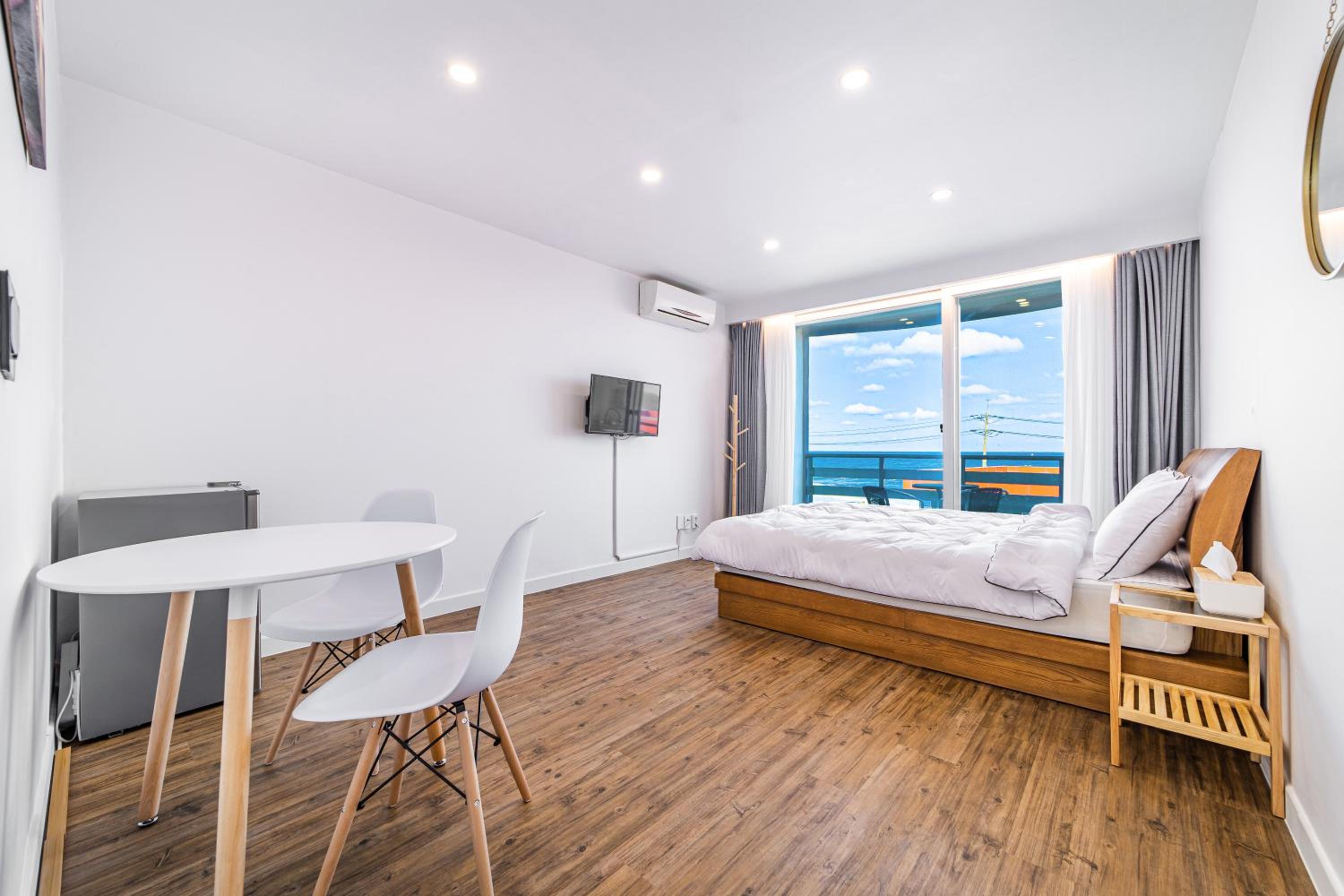 Double Room with Half Ocean view (302) - No kitchen photo 1