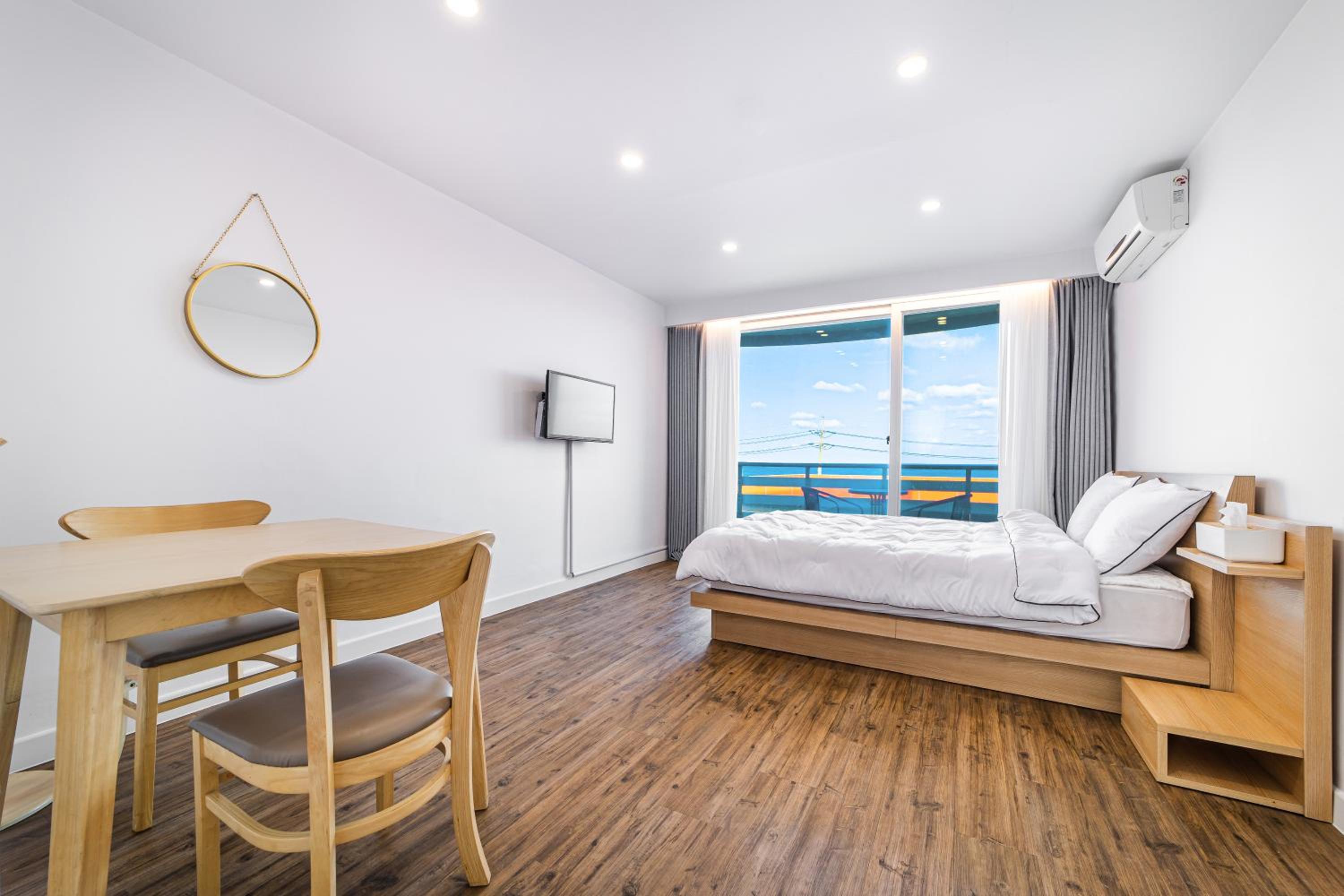 Double Room with Half Ocean view (303) photo 1